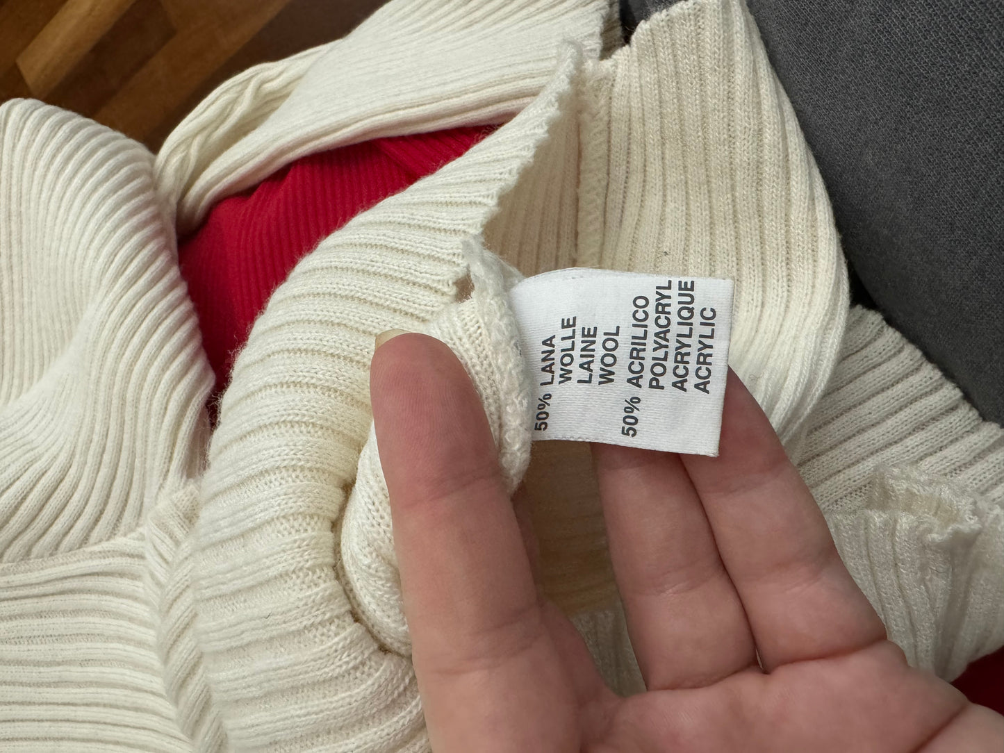 Maglioncino girocollo latte stretch a costine, in misto lana e viscosa