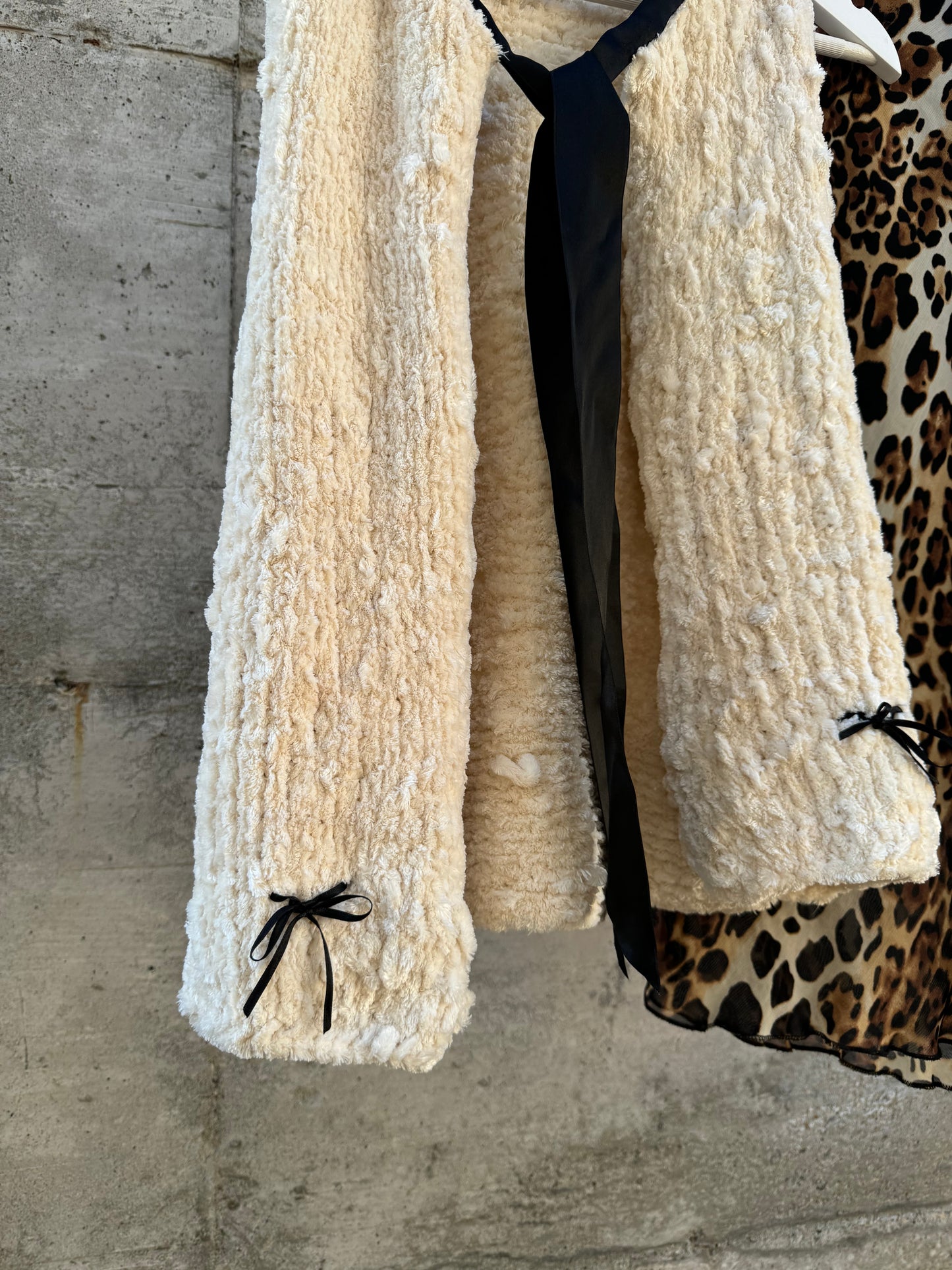 Gilet fluffy burro con maxi fiocco in raso