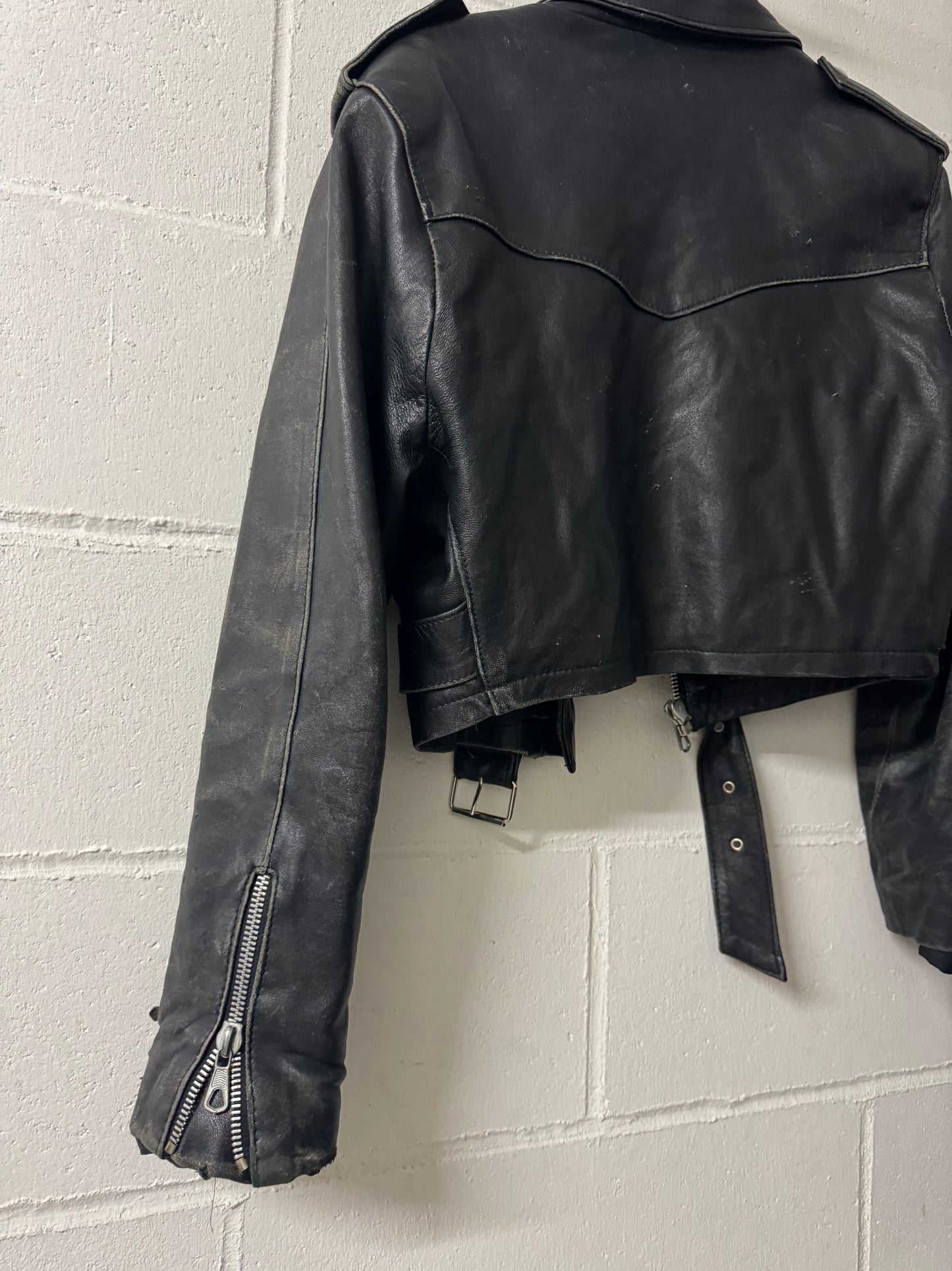 Chiodo crop in vera pelle nappata effetto used