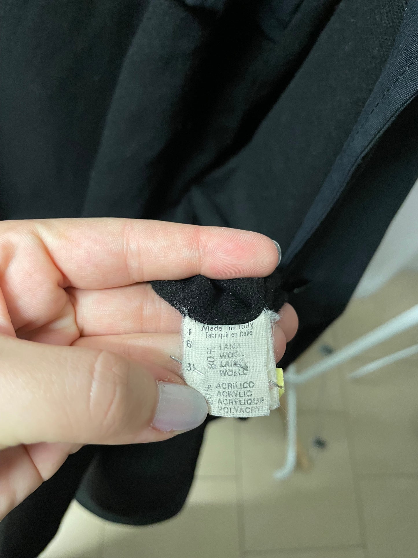 Trenchcoat a mantella sartoriale nero, con fodera in lana e cappuccio