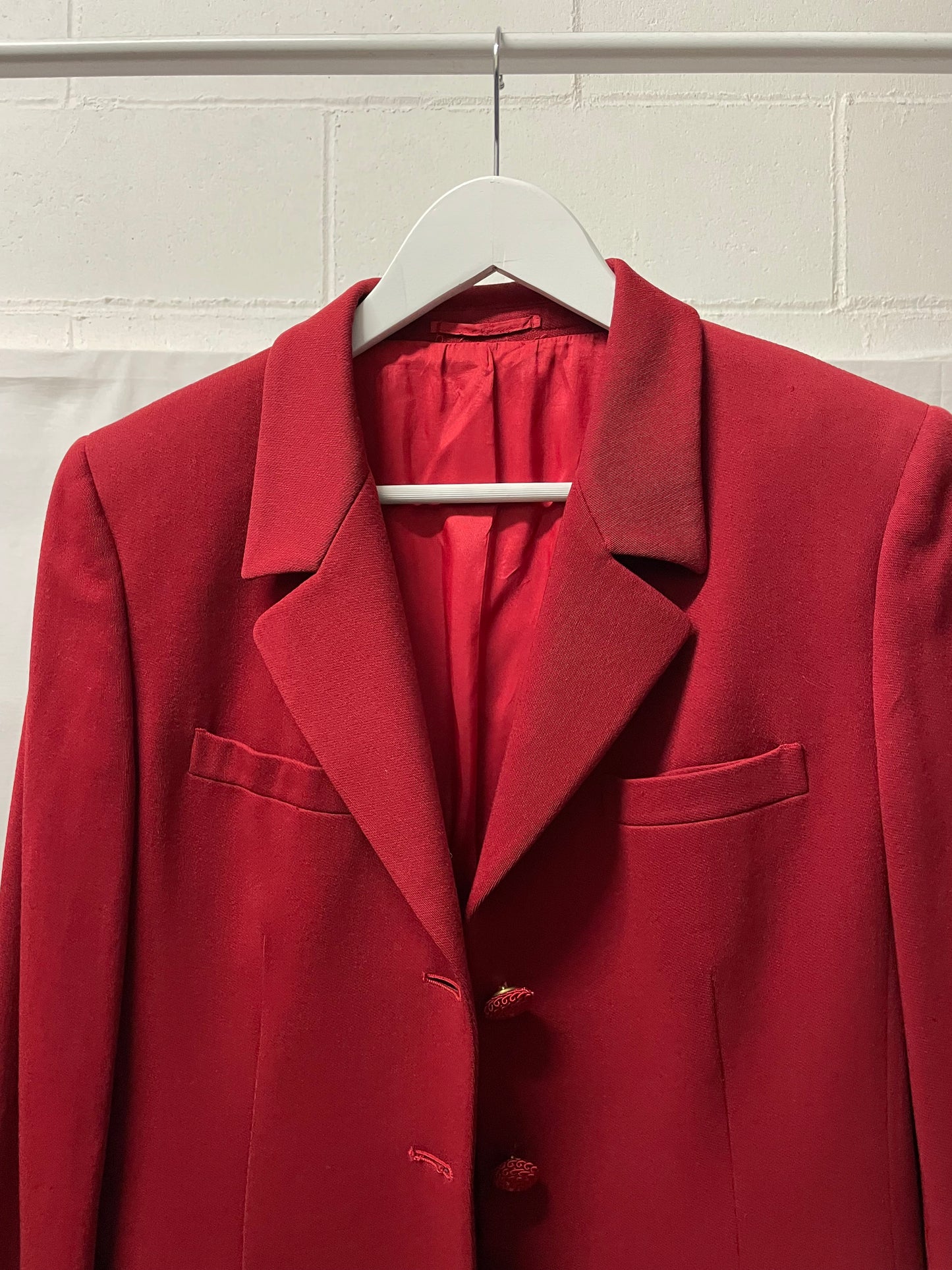 Blazer donna sartoriale ciliegia con bottoni lavorati