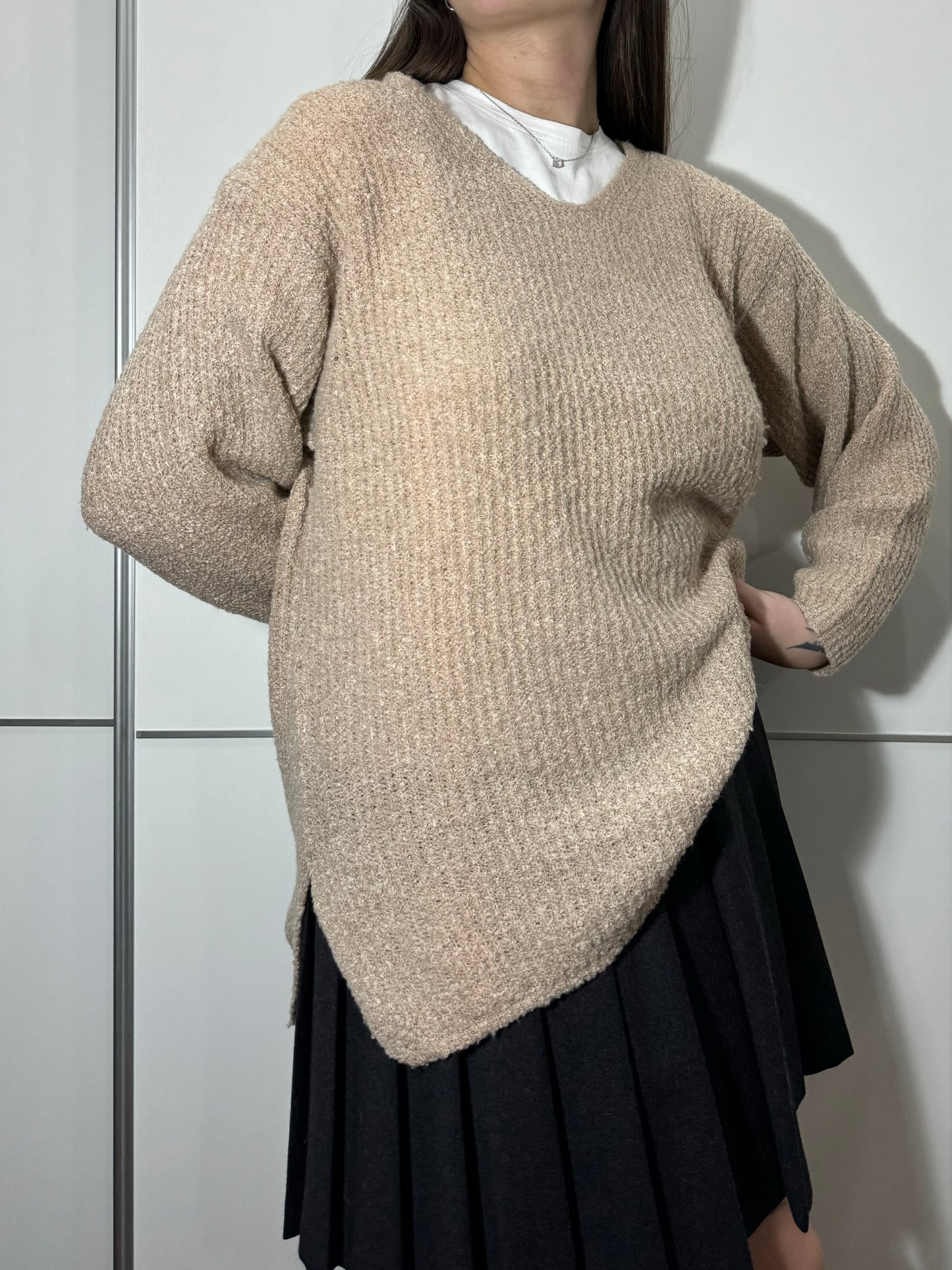 Pullover lungo cipria in misto lana, con scollo a V e spacchetti laterali