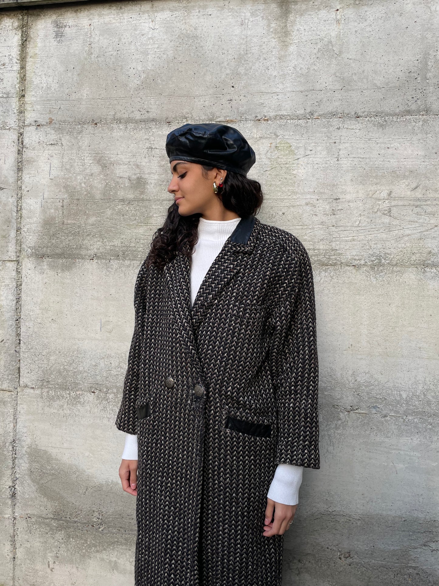 Cappotto sartoriale in lana spigato, con inserti in vera pelle