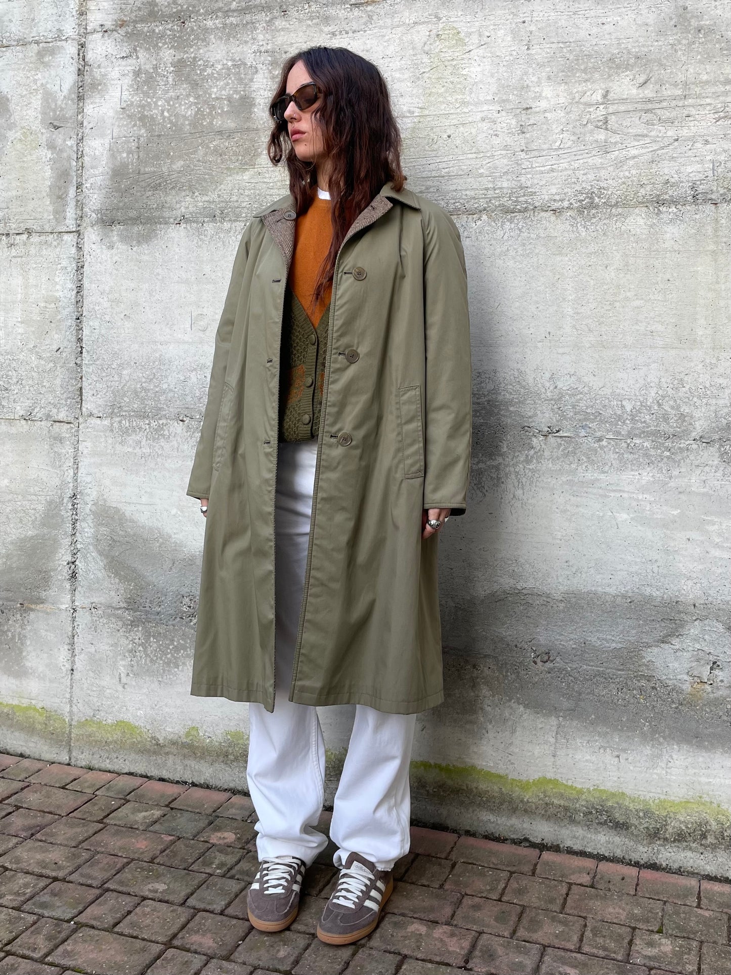 Trenchcoat double face Preca. Da un lato impermeabile misto cotone, dall'altro cappotto spigato in pura lana