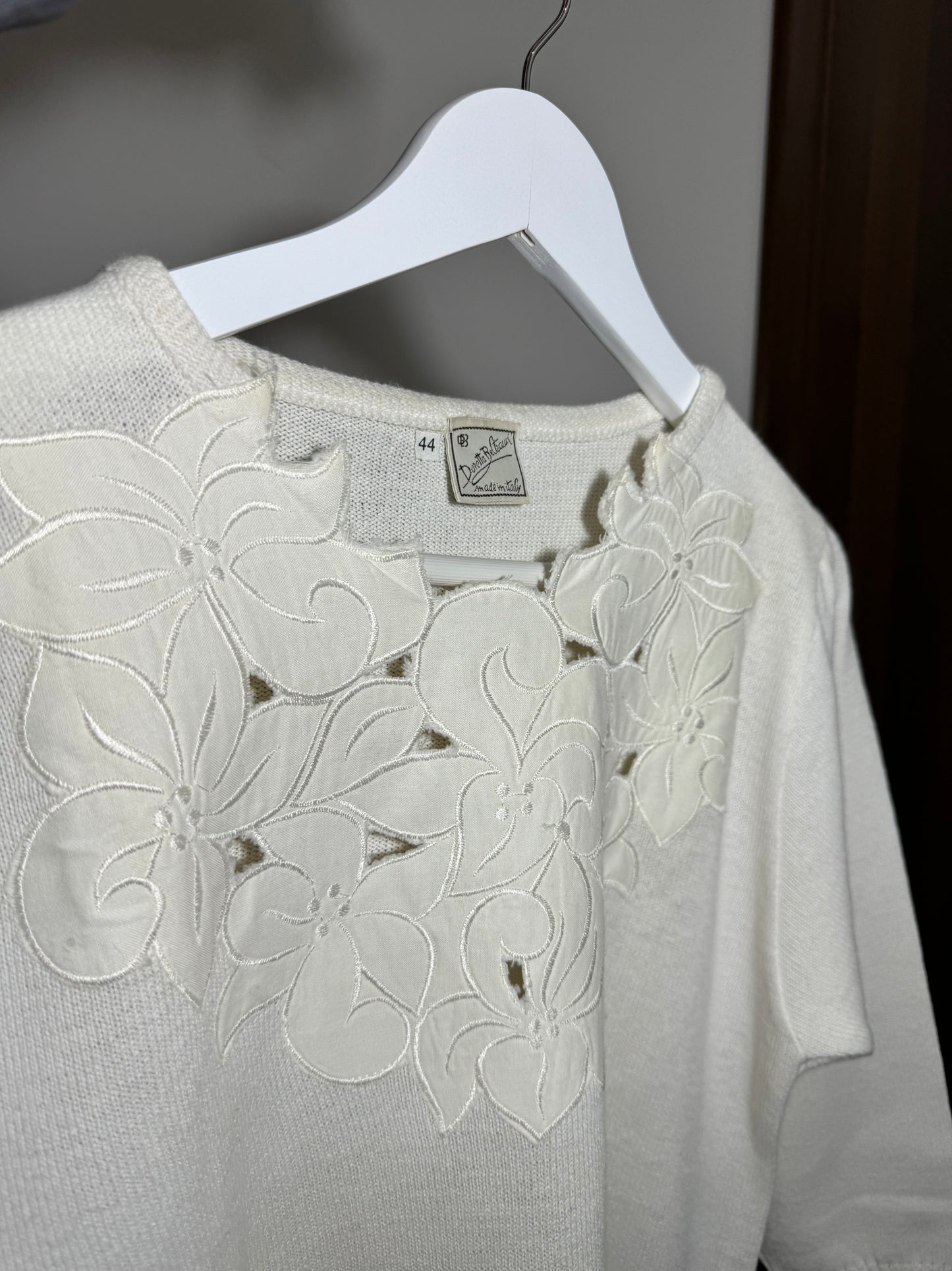 Maglioncino sartoriale bianco ricamato in misto cotone