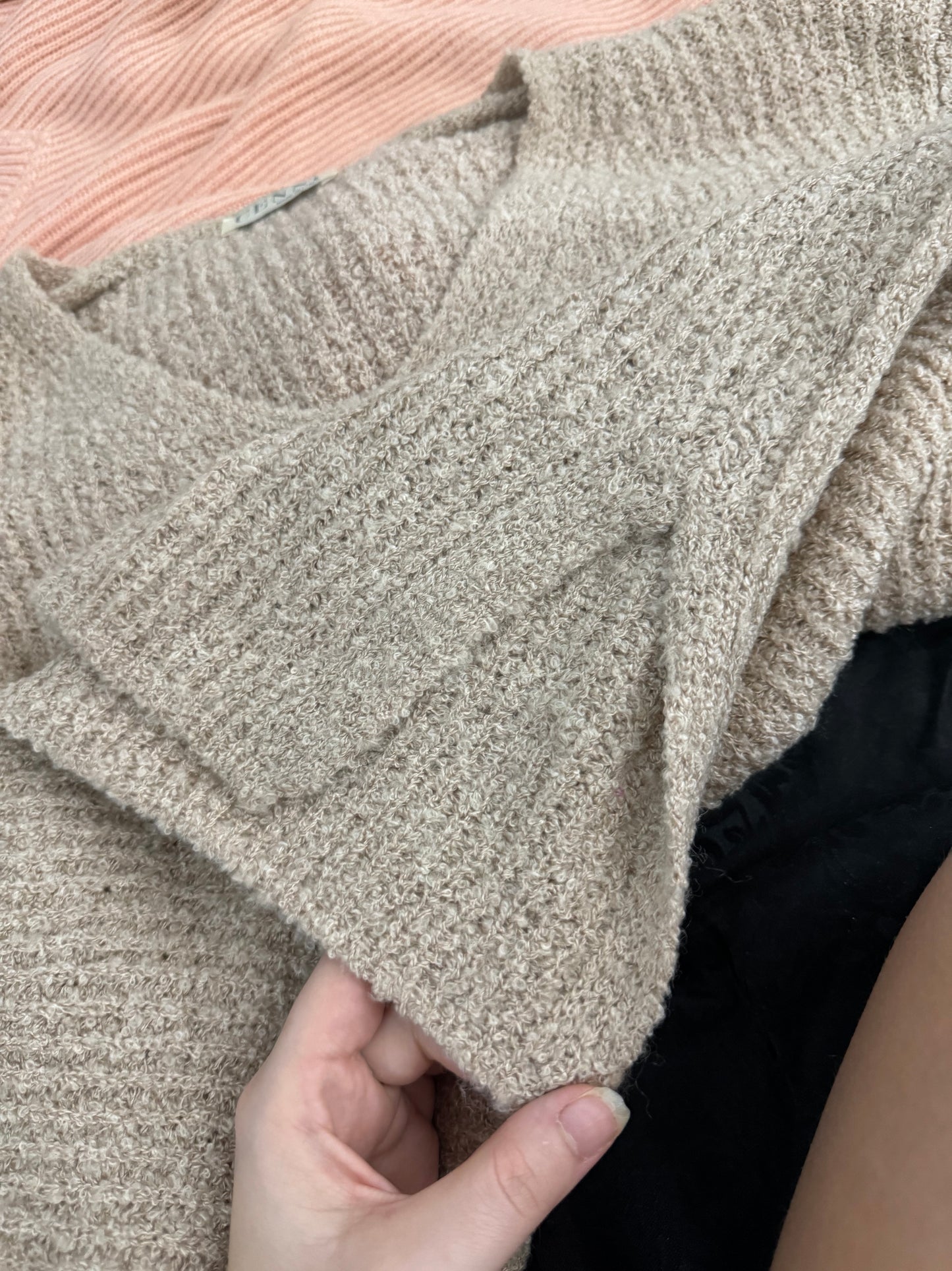 Pullover lungo cipria in misto lana, con scollo a V e spacchetti laterali