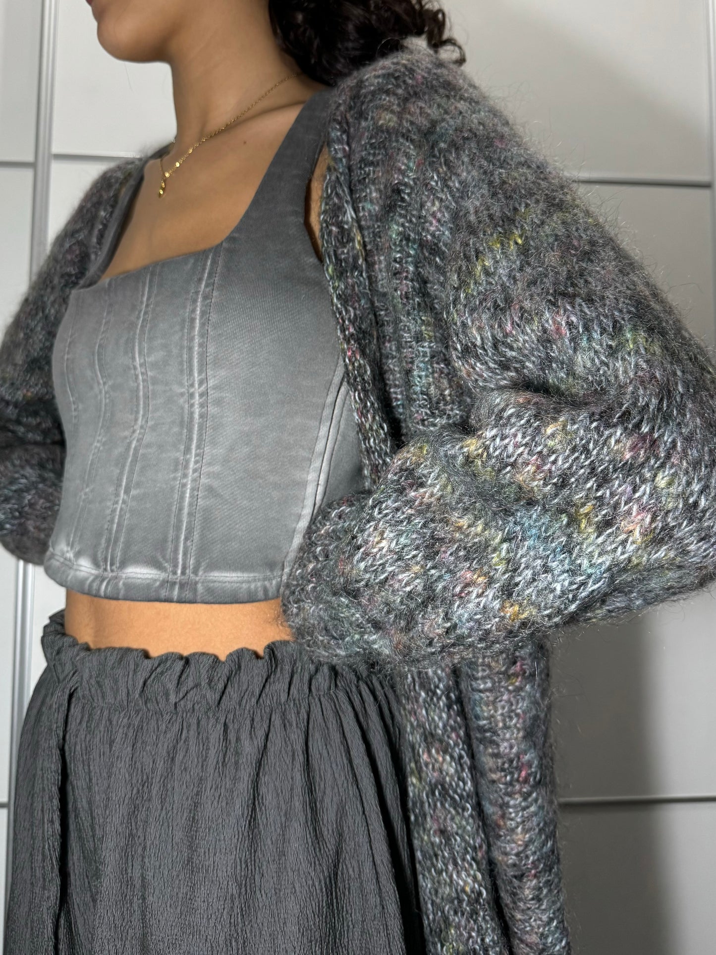 Maxi cardigan crochet multicolor a base grigia in lana