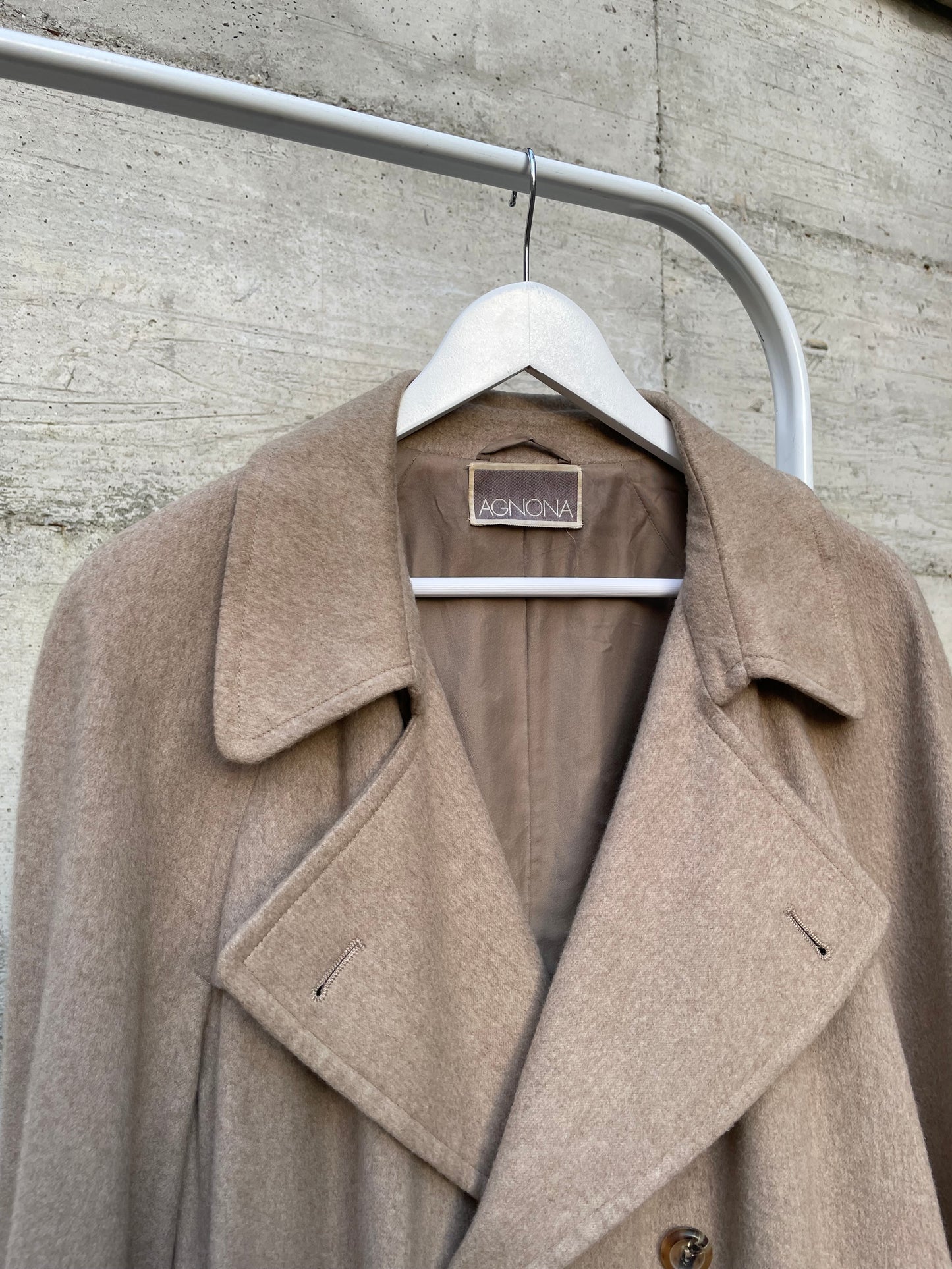 Cappotto sabbia AGNONA 100% cashmere, mezza fodera, con cintura. Taglia 48it uomo
