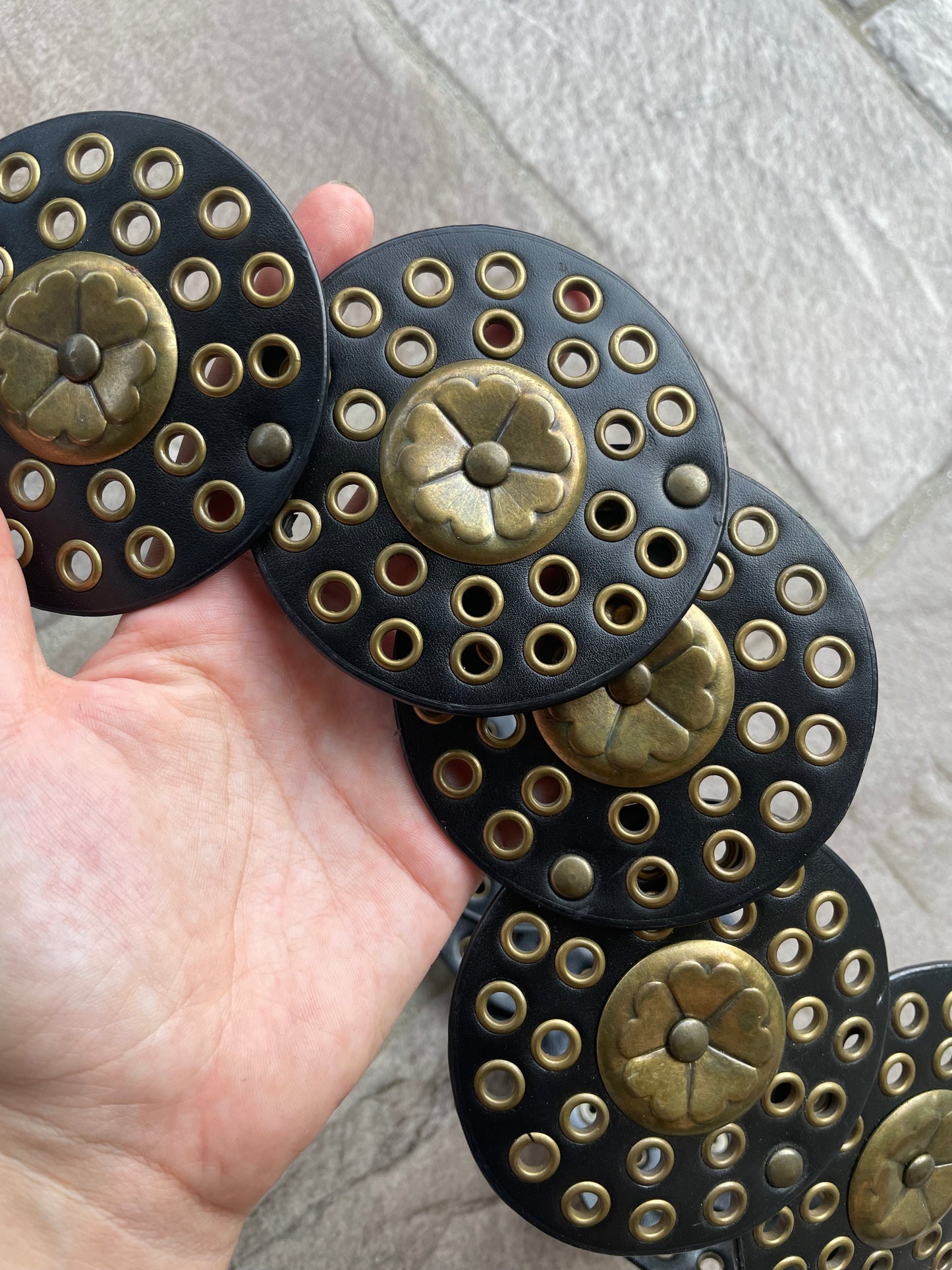 Cintura Y2K a cerchi in pelle nera e metalleria dorata effetto used - taglia unica