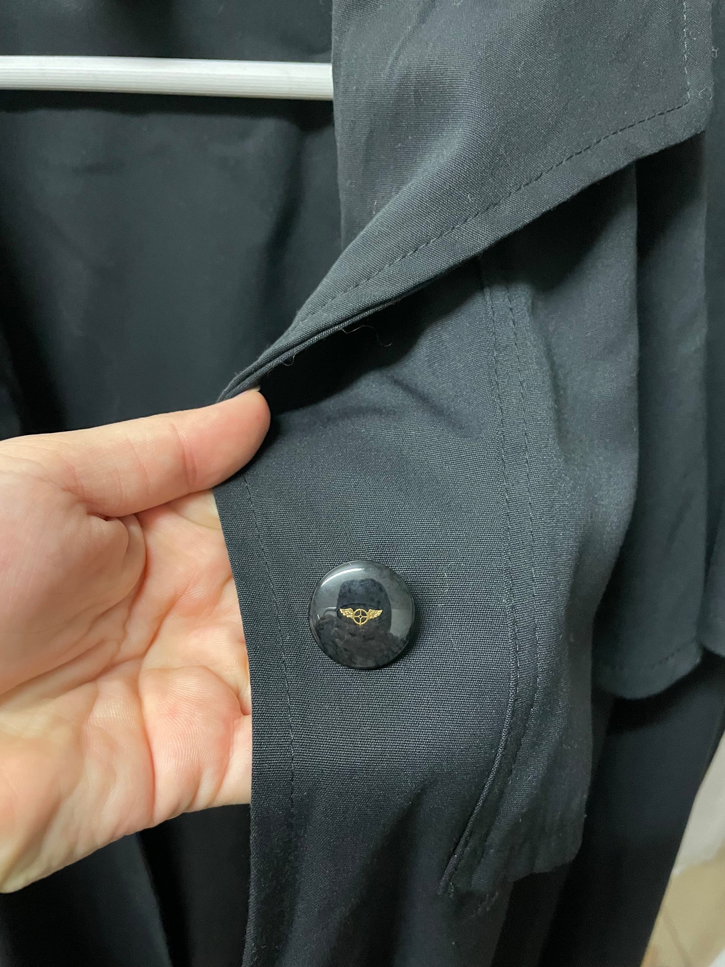 Trenchcoat a mantella sartoriale nero, con fodera in lana e cappuccio