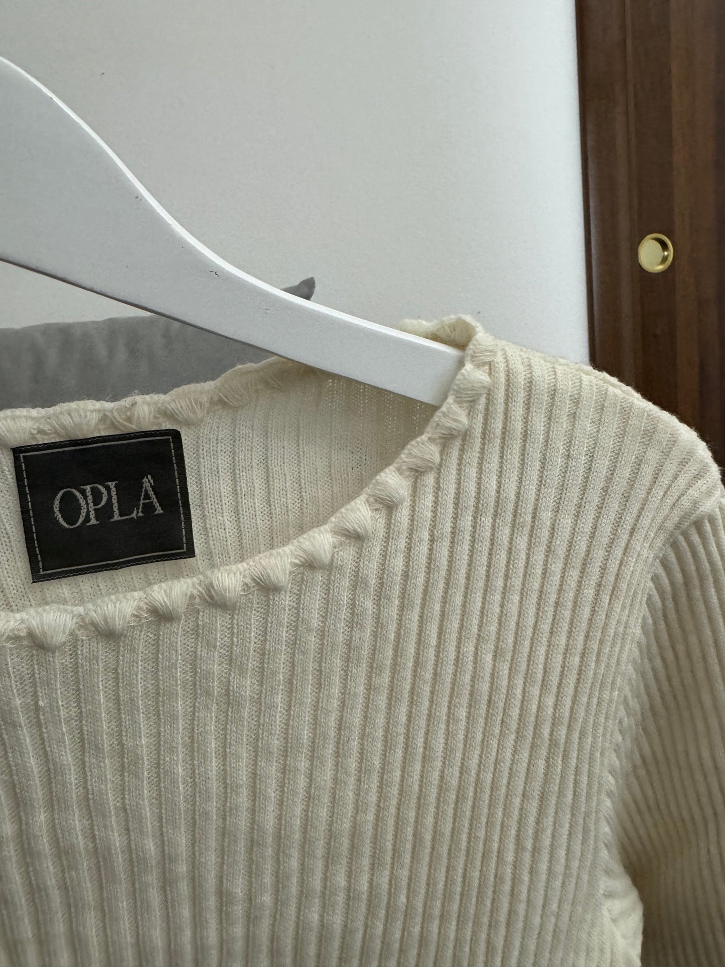 Maglioncino girocollo latte stretch a costine, in misto lana e viscosa