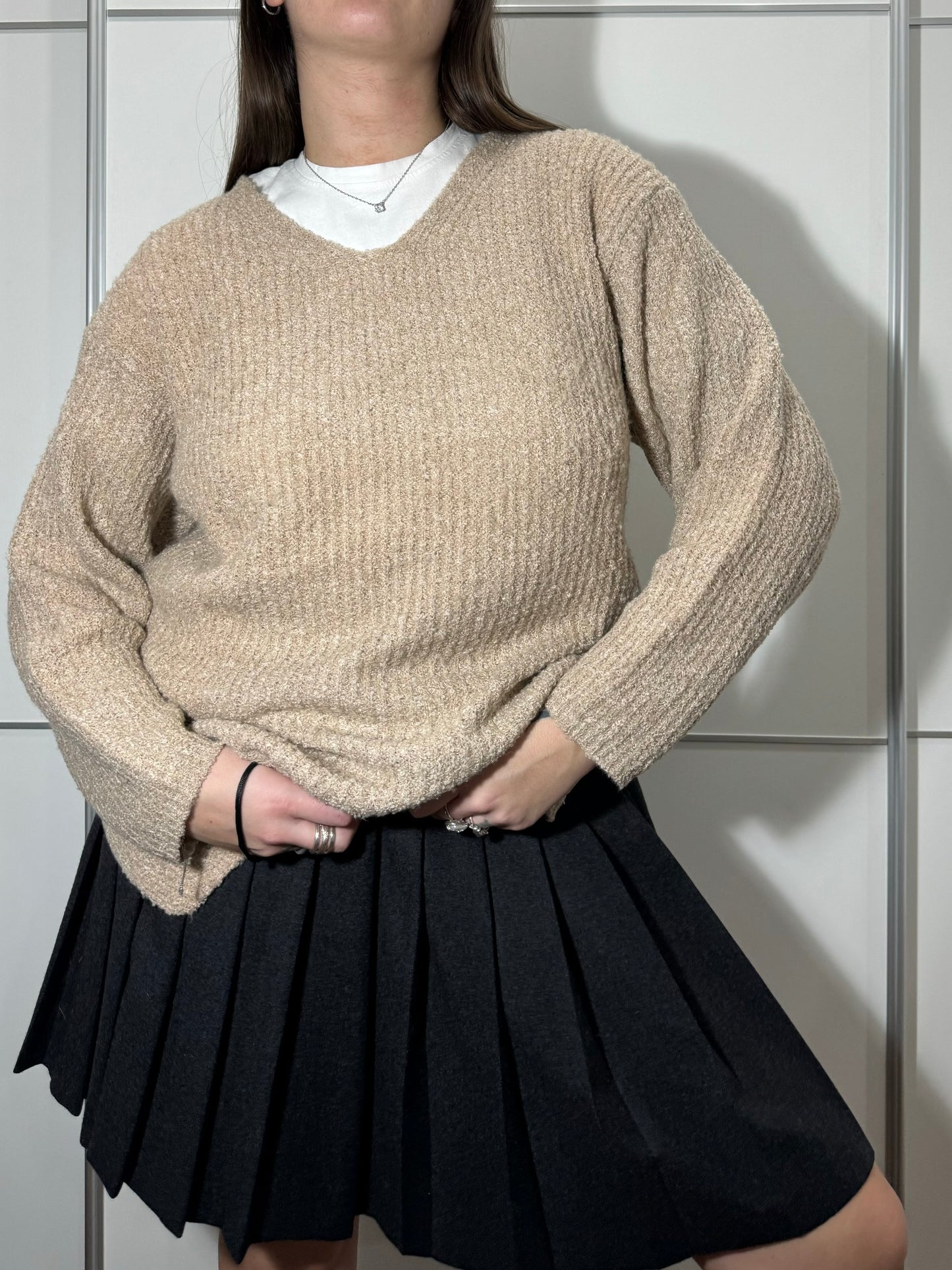 Pullover lungo cipria in misto lana, con scollo a V e spacchetti laterali