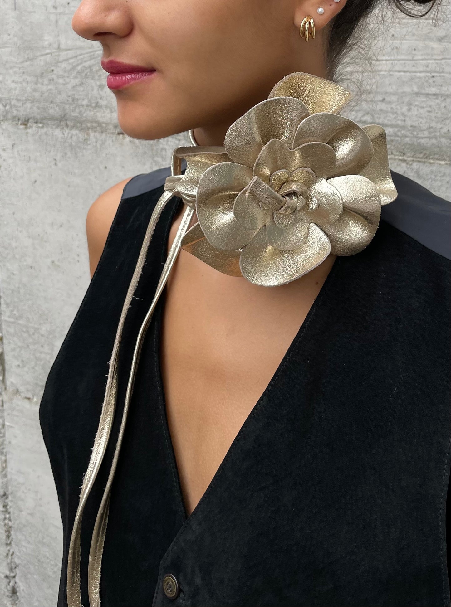 Cintura dorata Y2K con maxi rosa e cordino in vera pelle