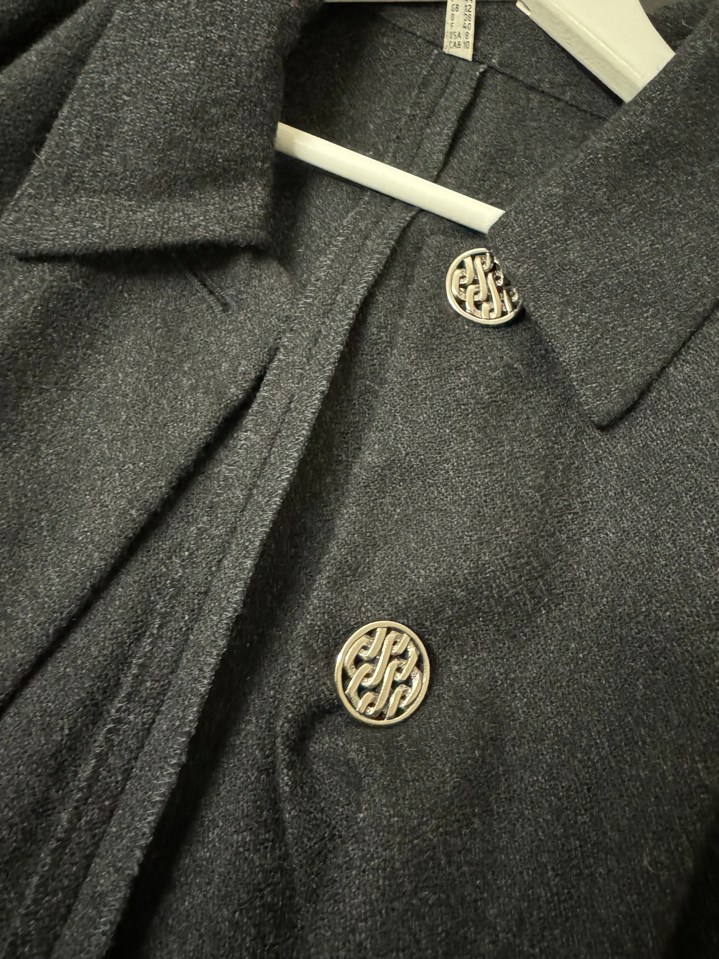 Soprabito nero leggero in pura lana vergine con bottoni lavorati