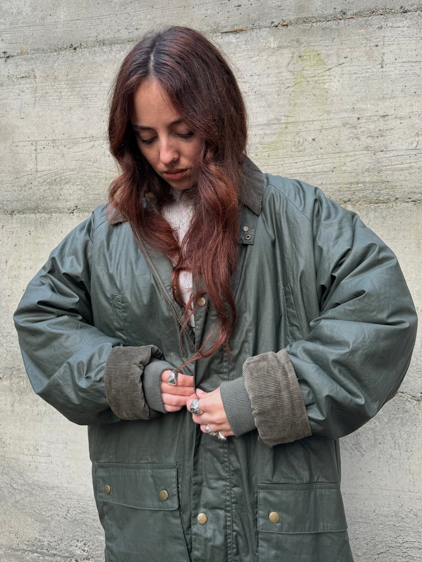 Giacca oversize cerata tipo Barbour, interamente foderata in ecopelliccia a pelo raso