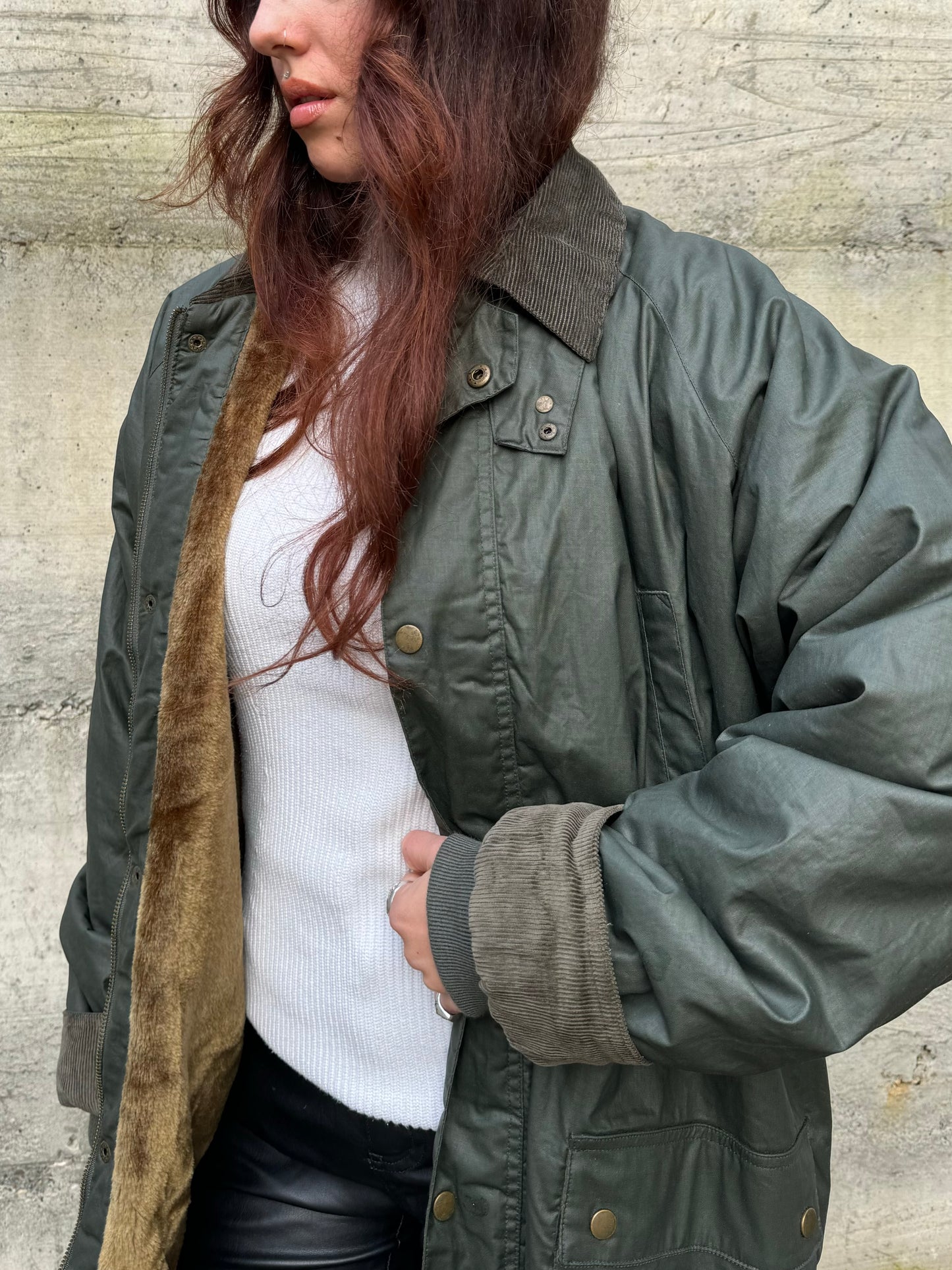 Giacca oversize cerata tipo Barbour, interamente foderata in ecopelliccia a pelo raso