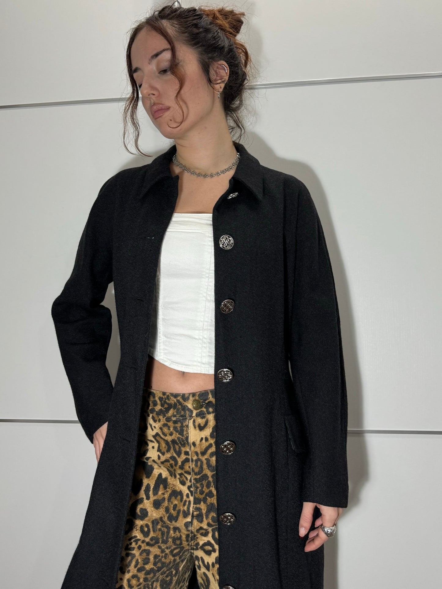 Soprabito nero leggero in pura lana vergine con bottoni lavorati