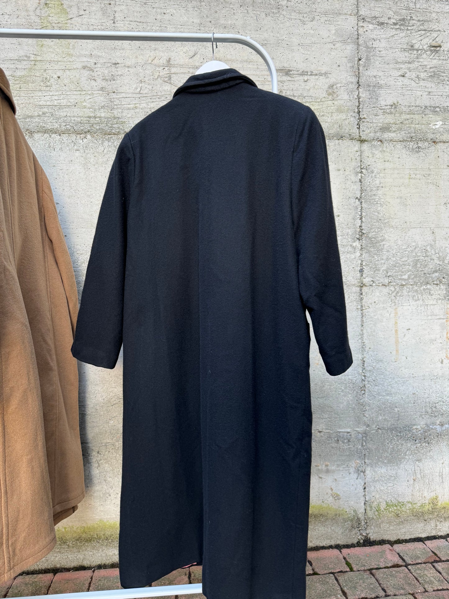 Cappotto lungo monopetto nero in lana, con fodera rosa confetto