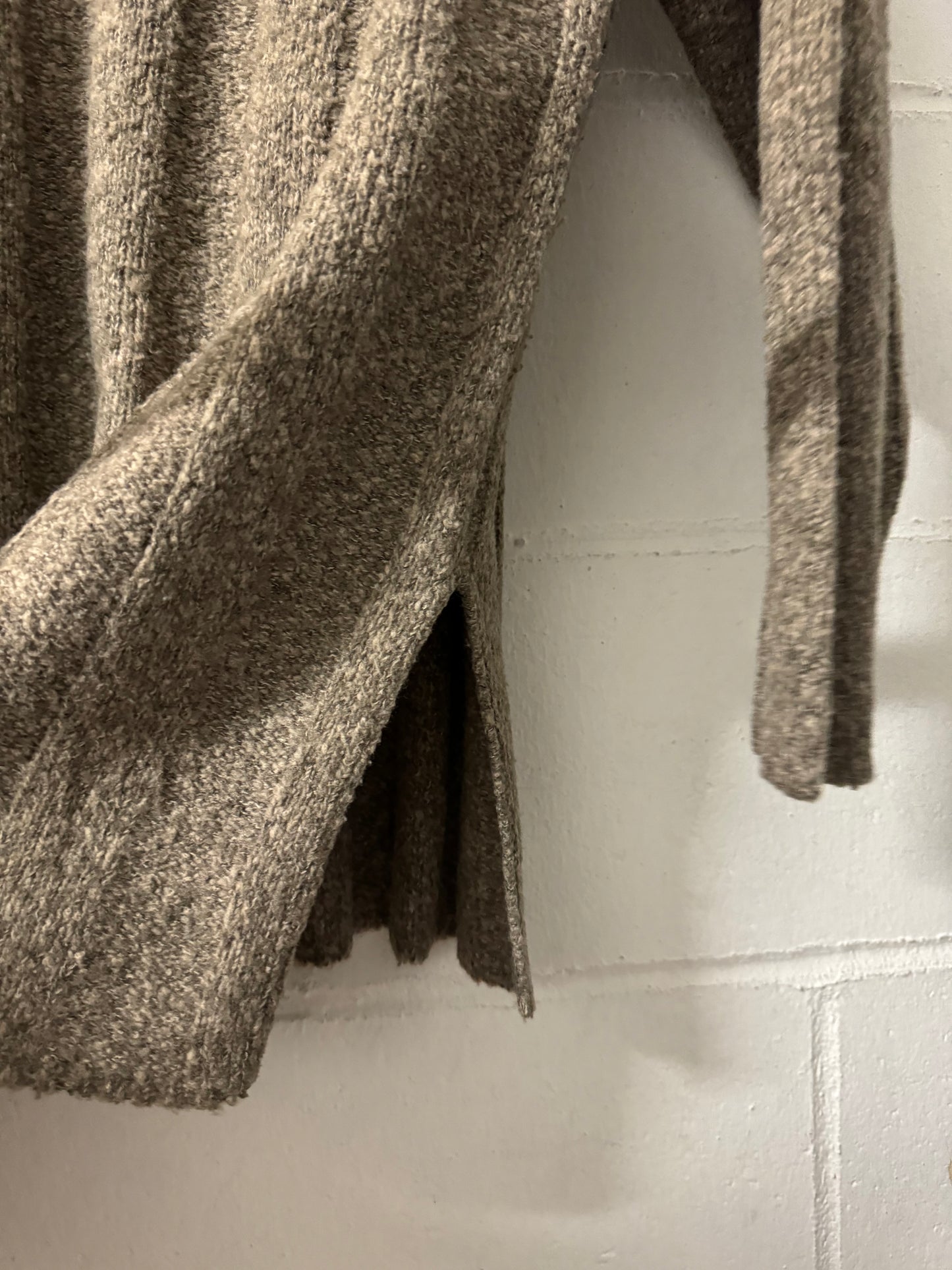 Maglione mezza stagione tortora in misto lana, con spacchi laterali