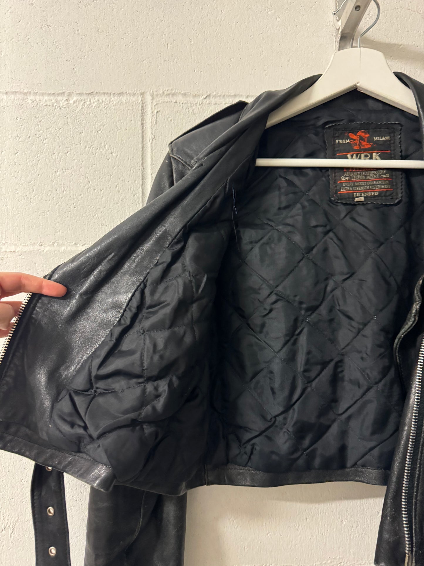 Chiodo crop in vera pelle nappata effetto used