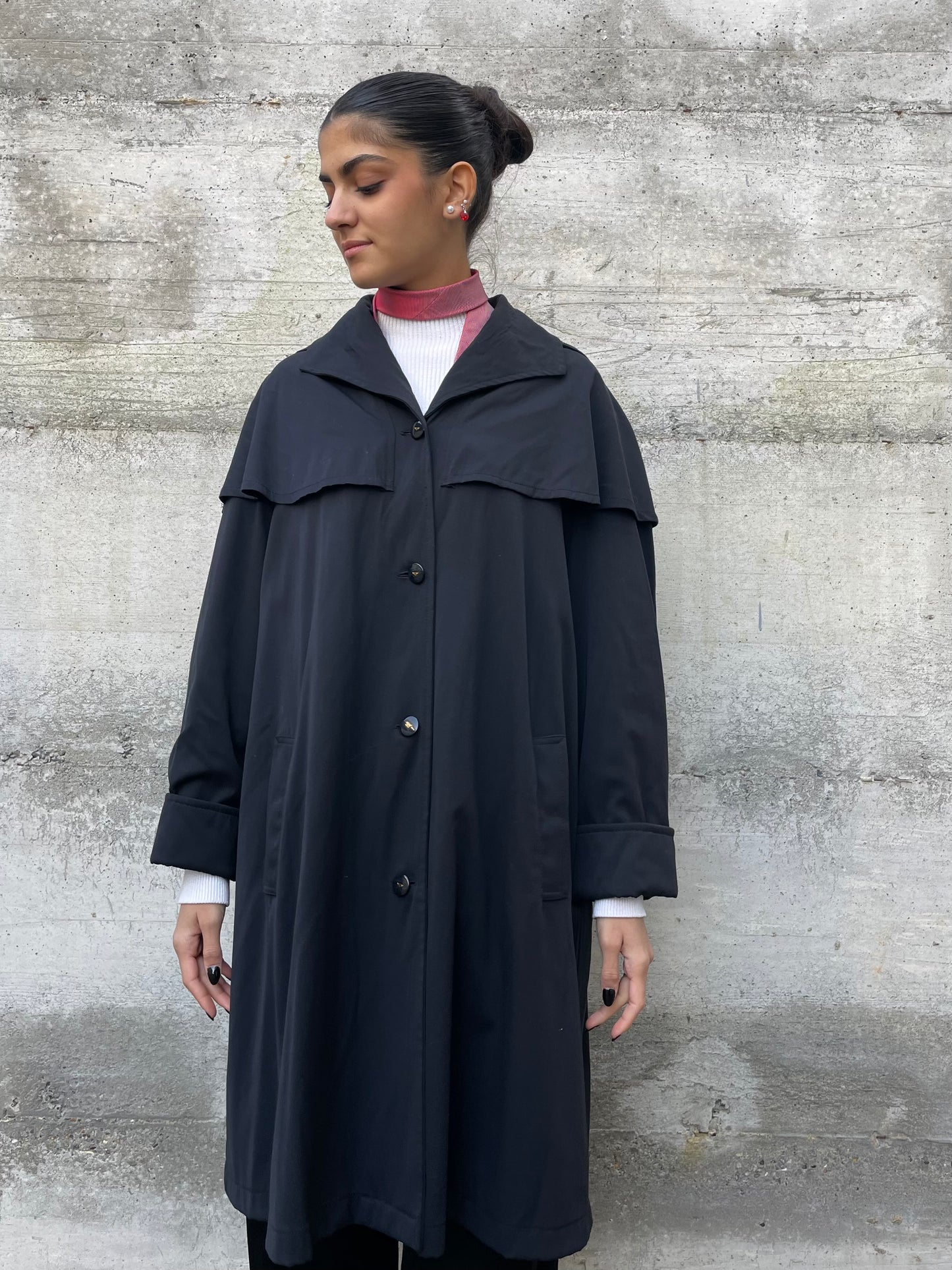 Trenchcoat a mantella sartoriale nero, con fodera in lana e cappuccio