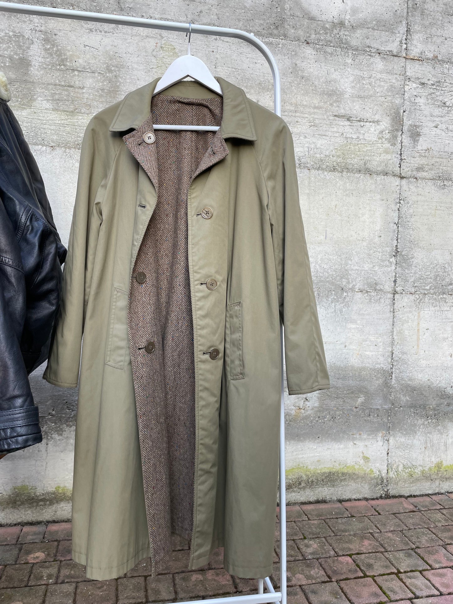 Trenchcoat double face Preca. Da un lato impermeabile misto cotone, dall'altro cappotto spigato in pura lana