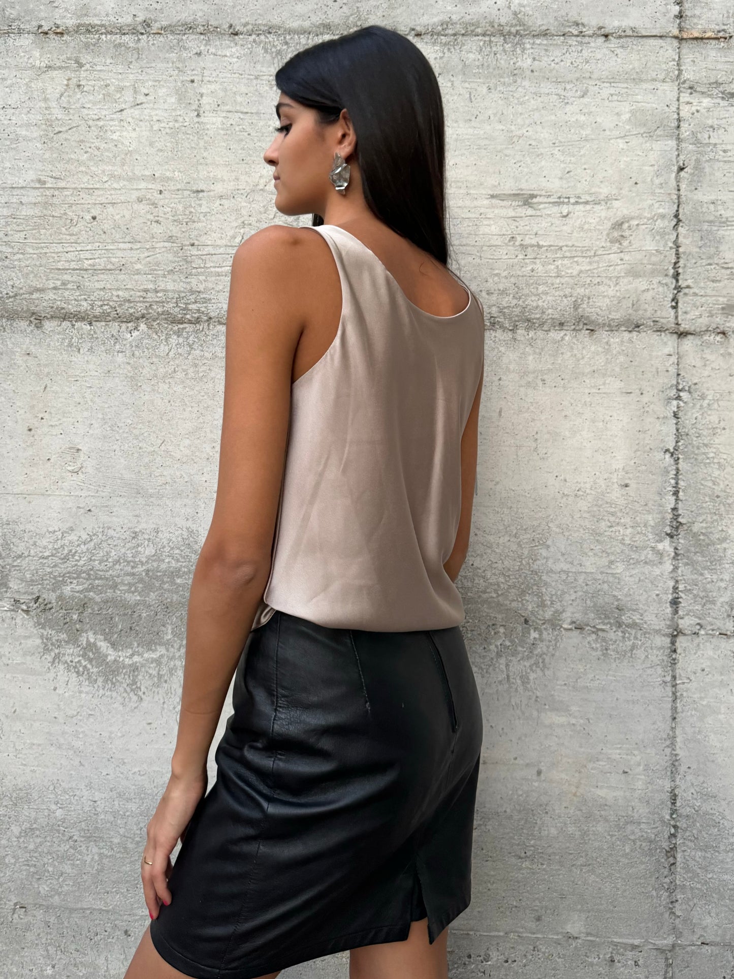 Top satinato con scollo drappeggiato