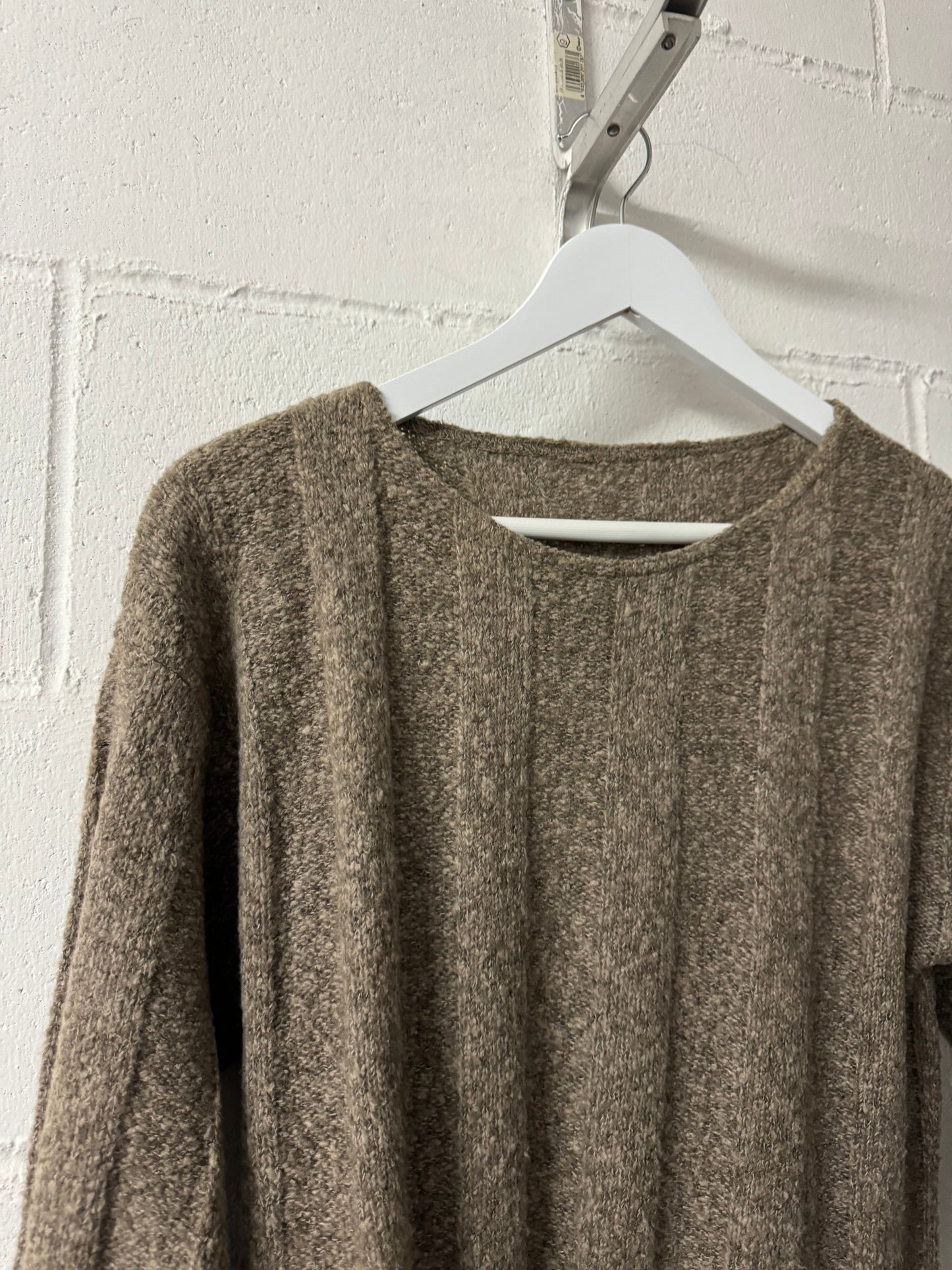 Maglione mezza stagione tortora in misto lana, con spacchi laterali