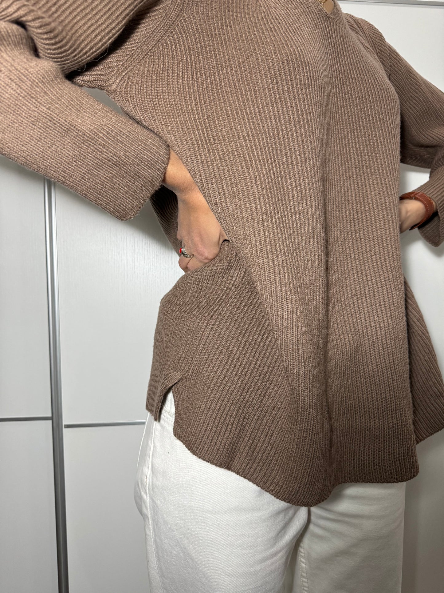 Maglioncino biscotto scollo a V a costine in pura lana