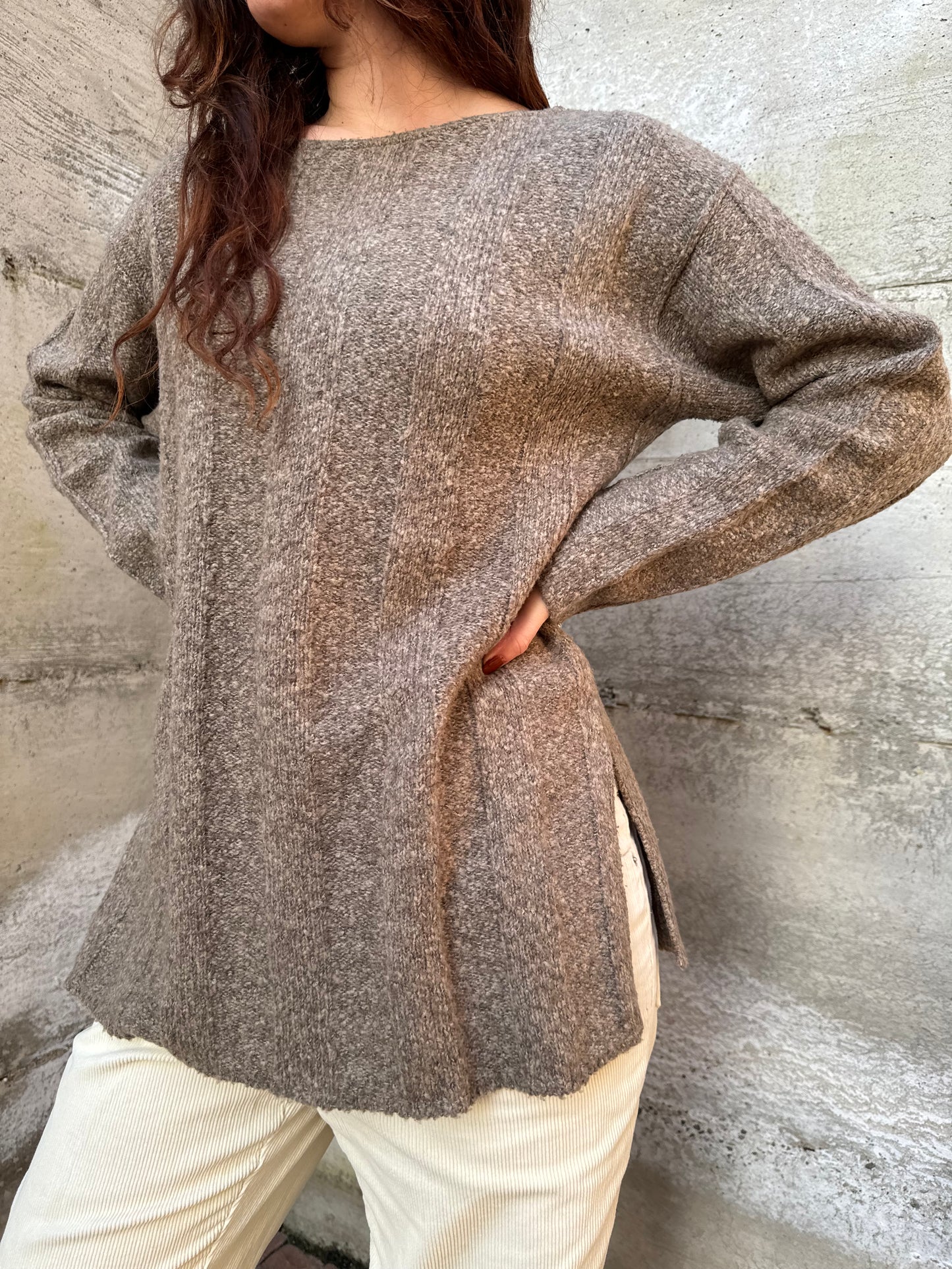 Maglione mezza stagione tortora in misto lana, con spacchi laterali