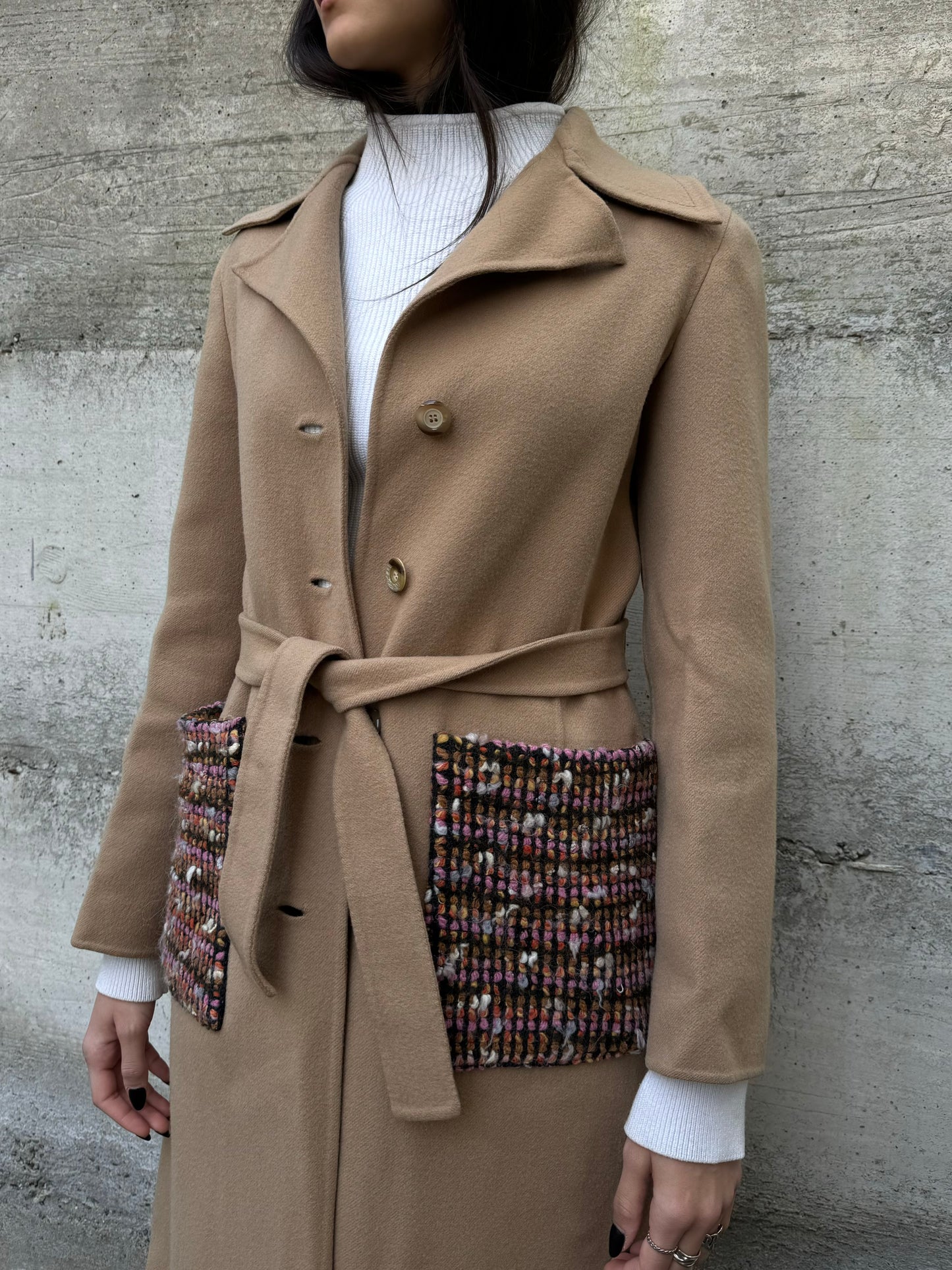 Cappotto sartoriale con cintura e tasconi tricot in 100% lana AGNONA