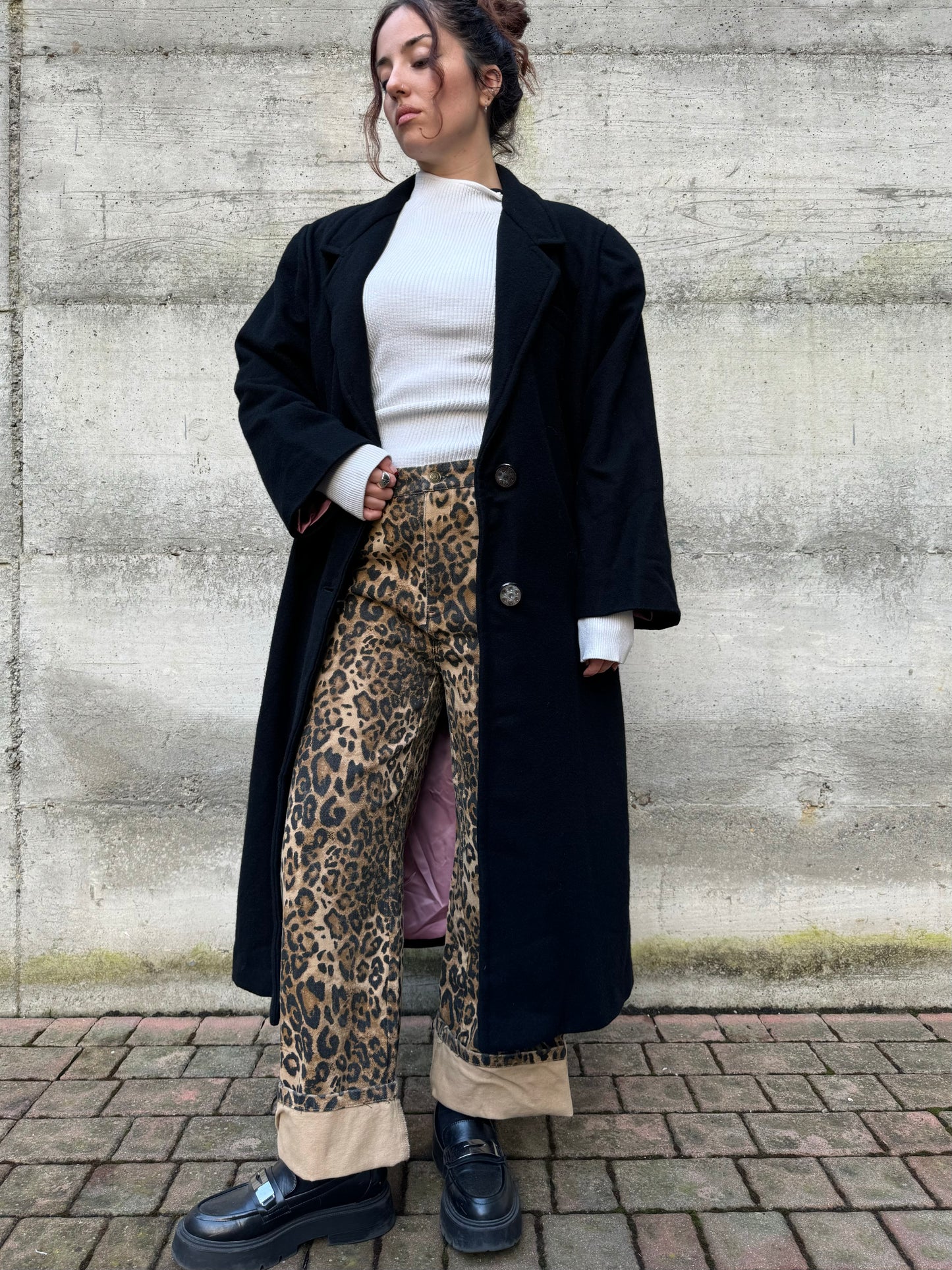 Cappotto lungo monopetto nero in lana, con fodera rosa confetto