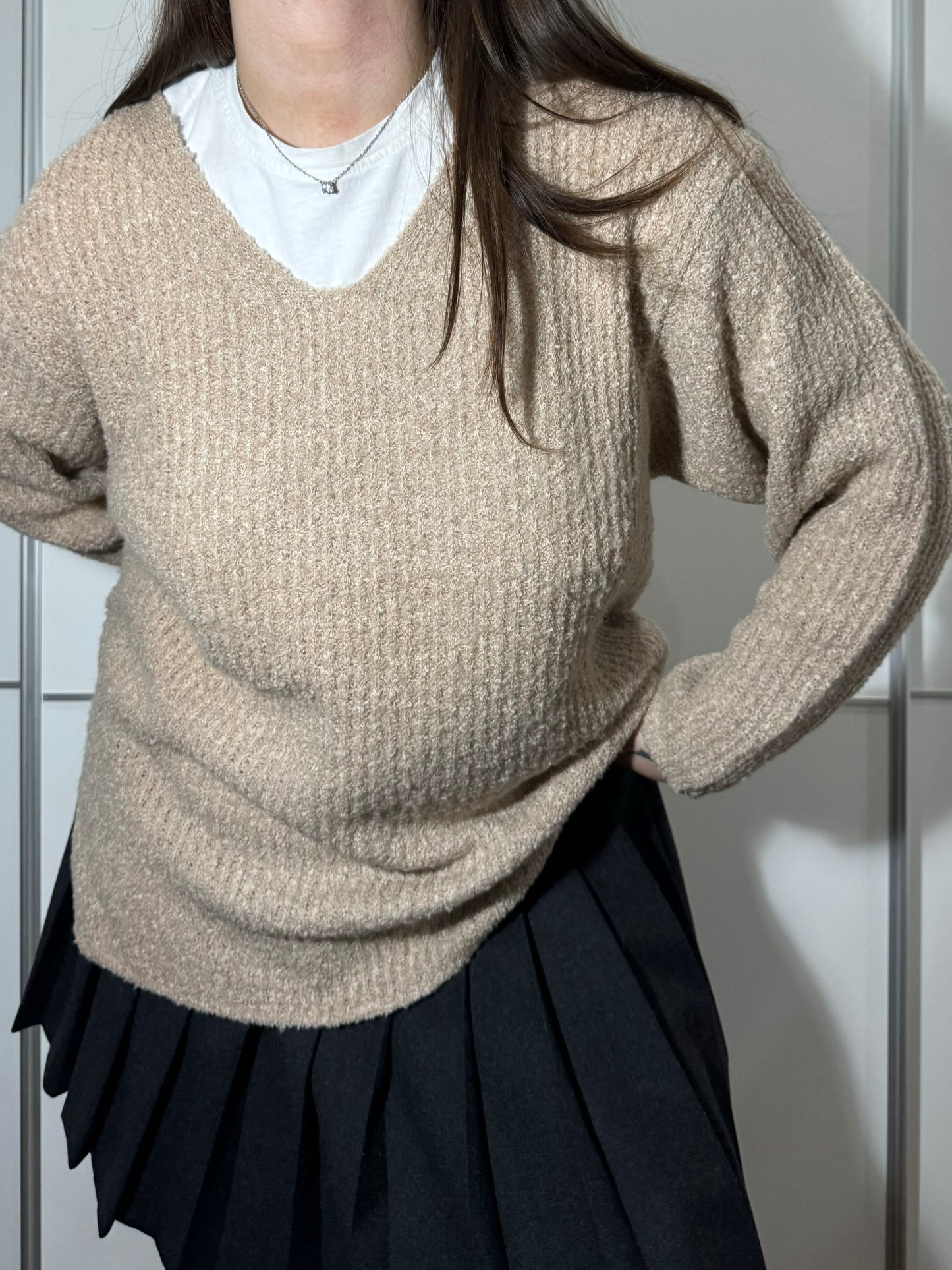 Pullover lungo cipria in misto lana, con scollo a V e spacchetti laterali