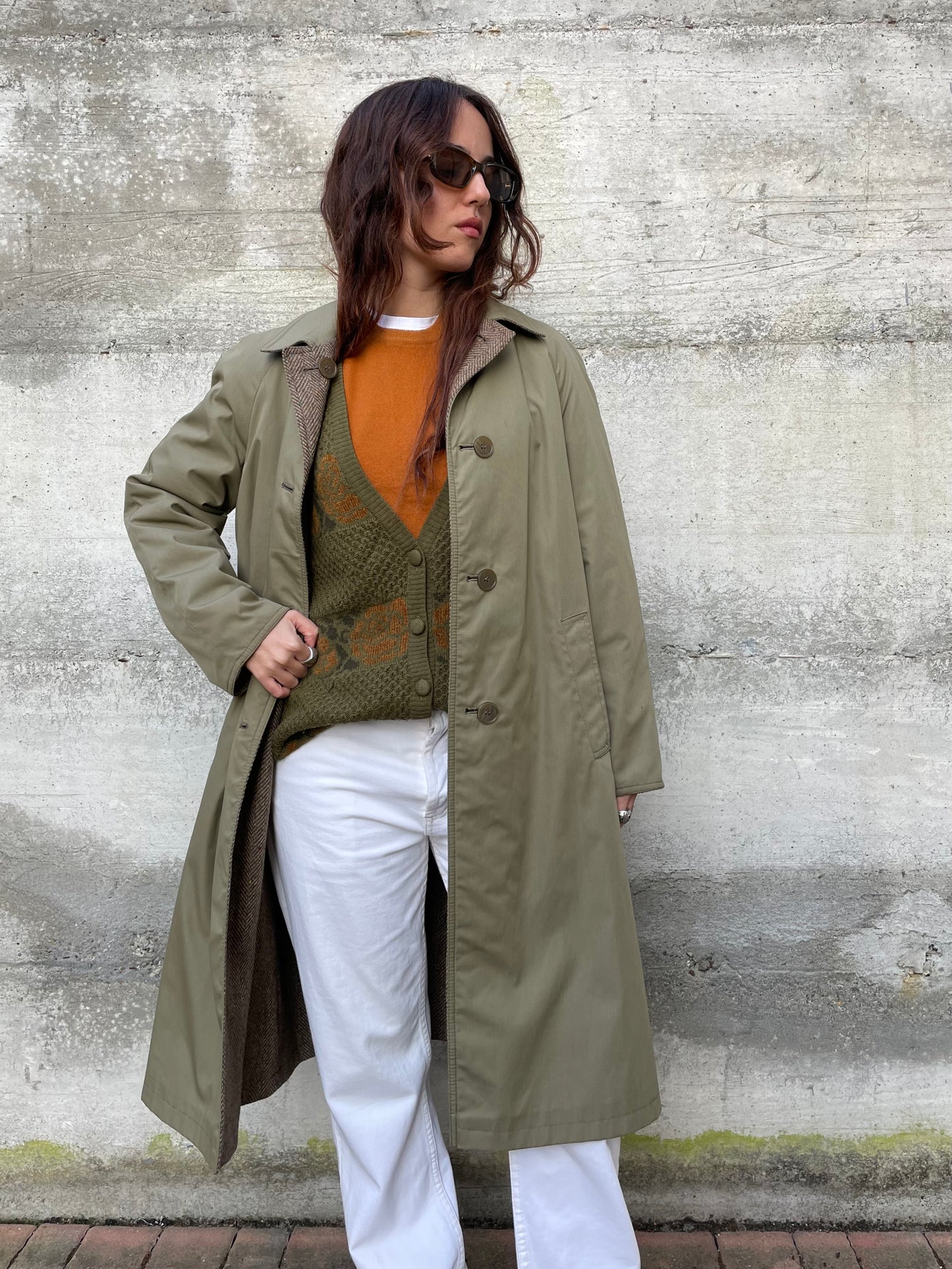 Trenchcoat double face Preca. Da un lato impermeabile misto cotone, dall'altro cappotto spigato in pura lana