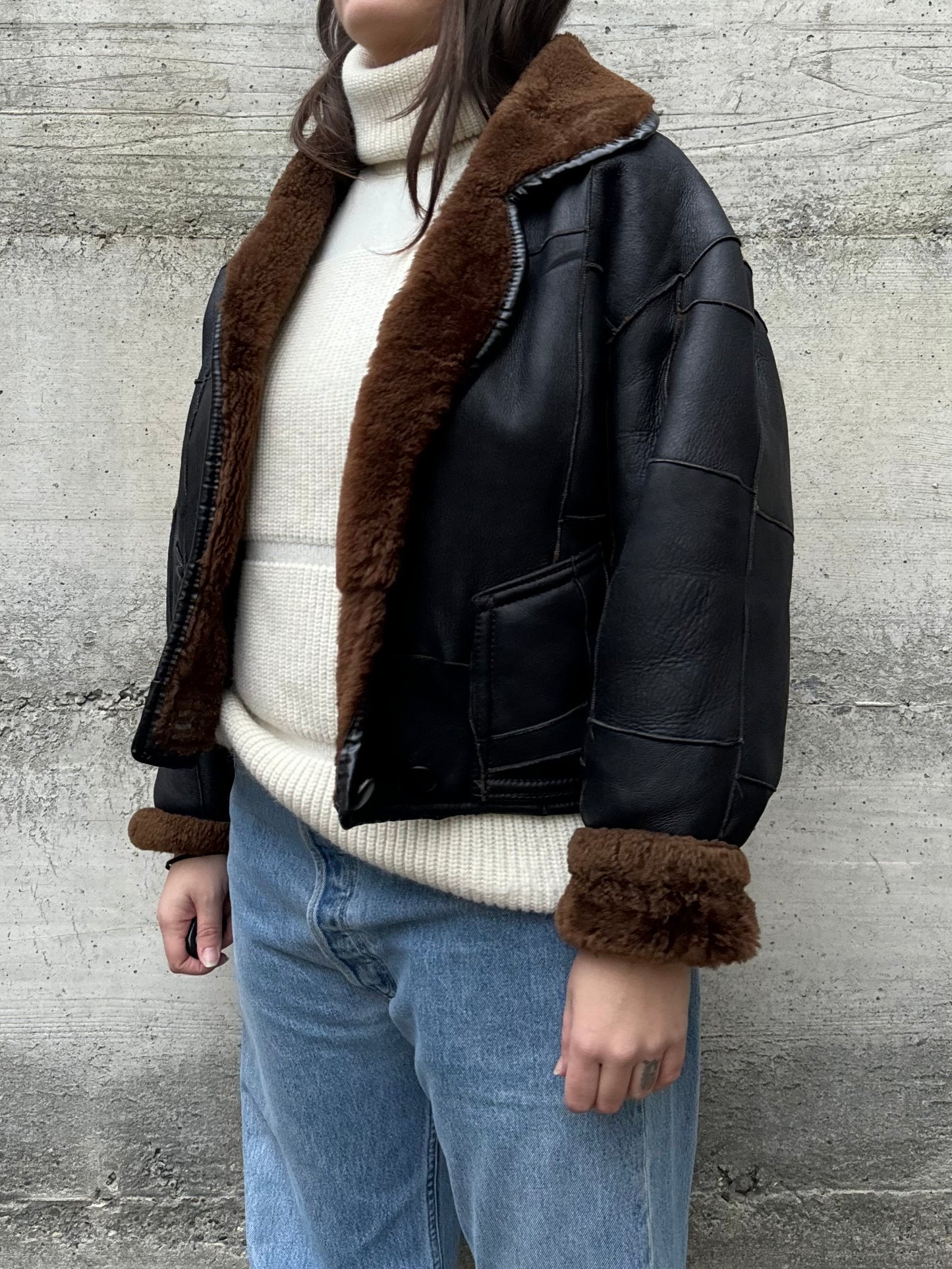 Bomber Shearling cropped. Esterno in nappa nera patchwork, interno a pelo raso cioccolato. Taglia S donna