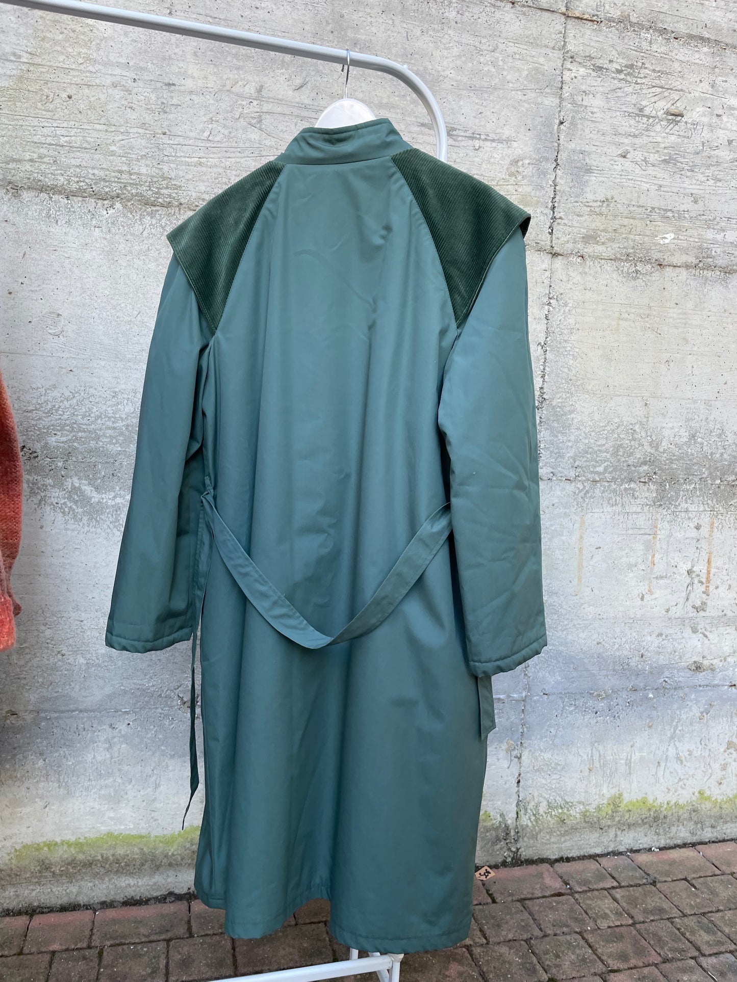 Trenchcoat invernale imbottito con cintura