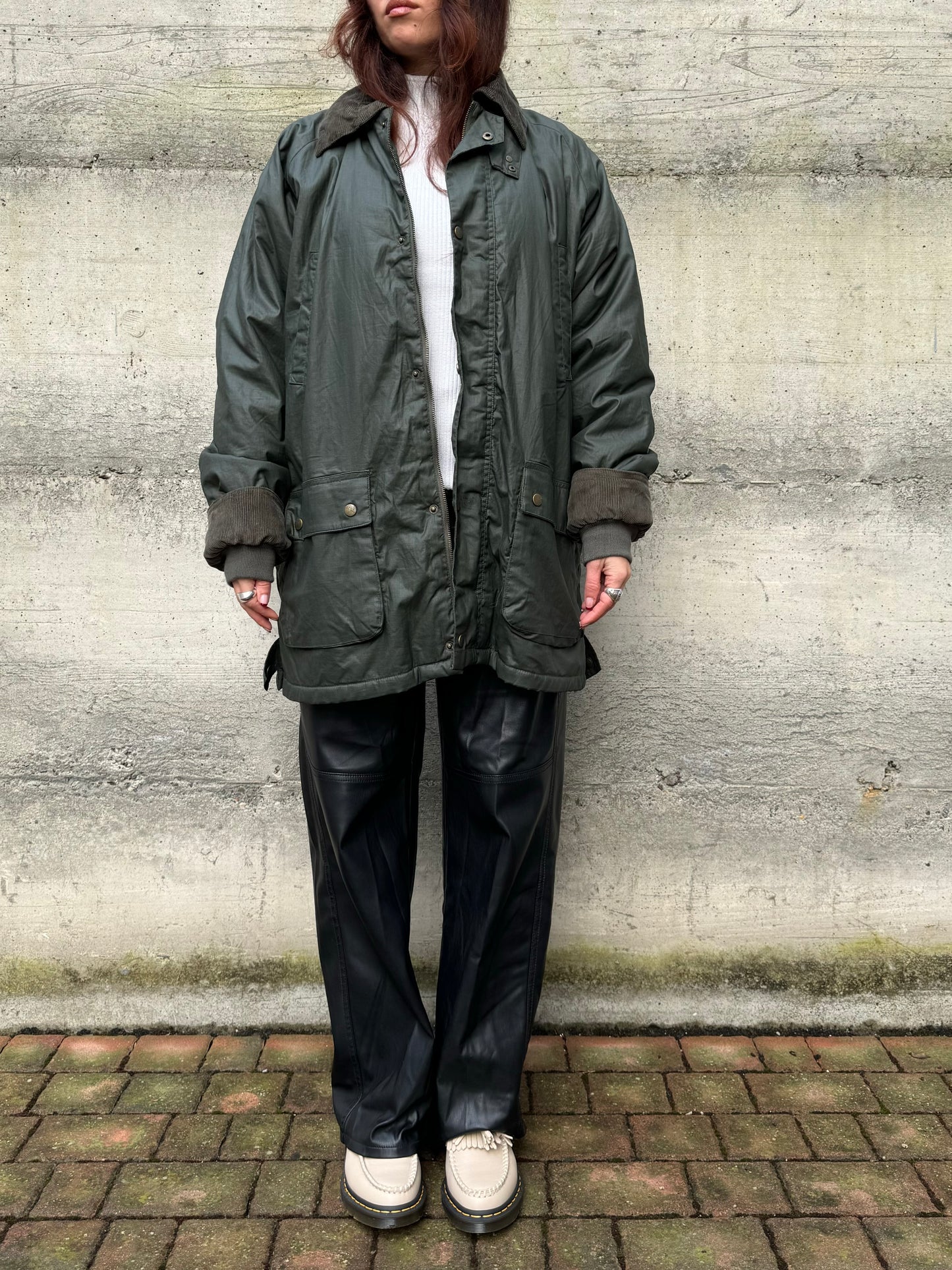 Giacca oversize cerata tipo Barbour, interamente foderata in ecopelliccia a pelo raso