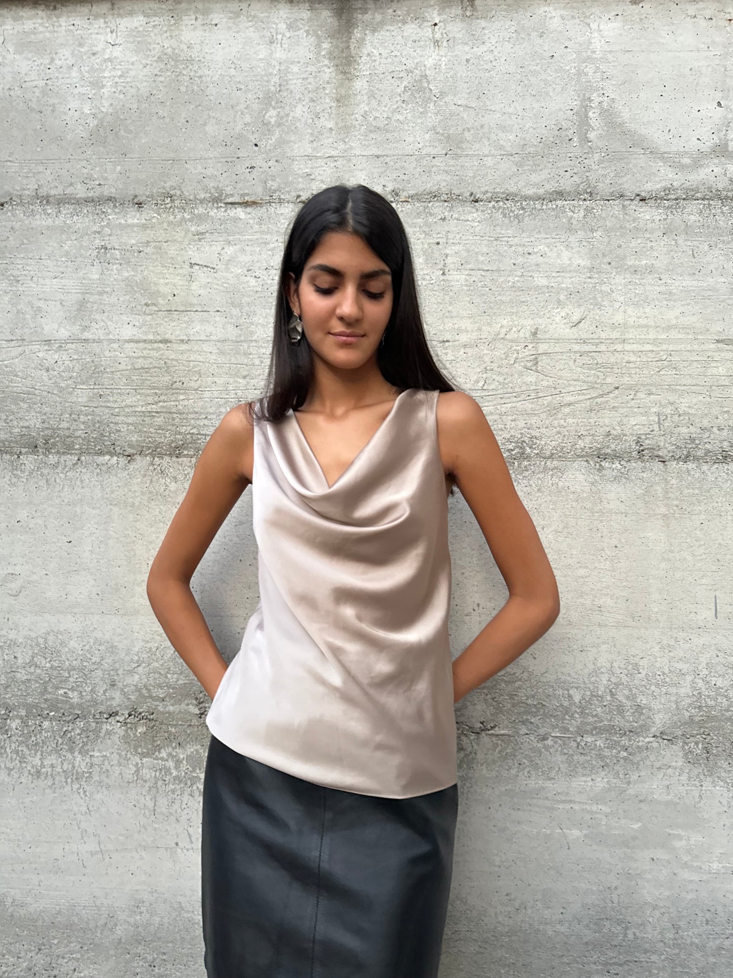 Top satinato con scollo drappeggiato