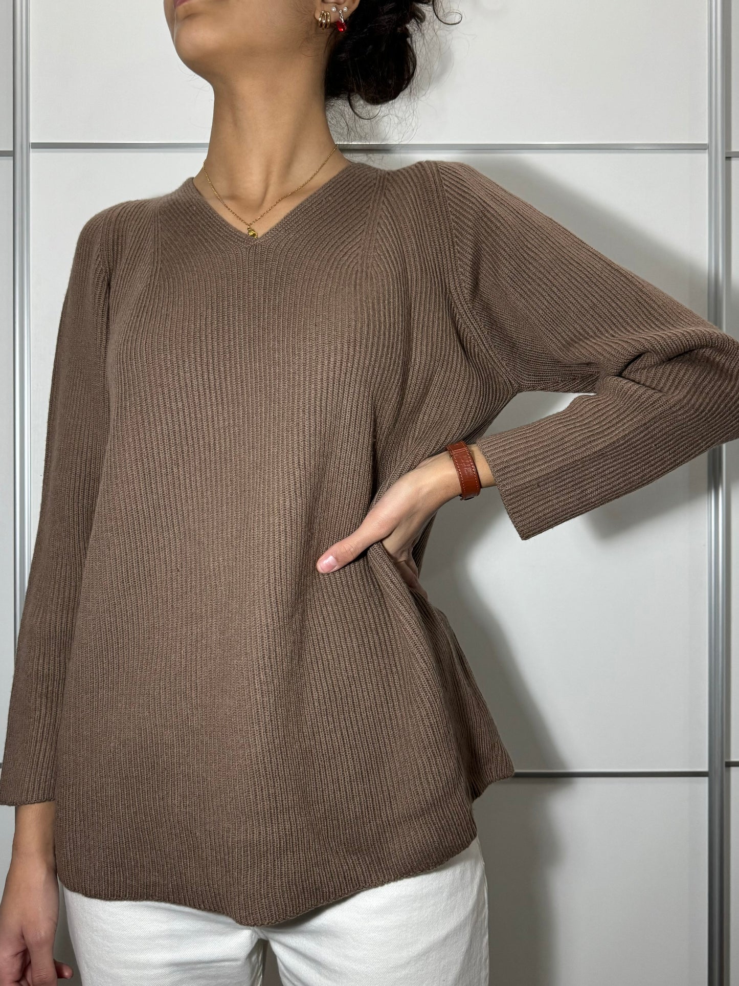 Maglioncino biscotto scollo a V a costine in pura lana