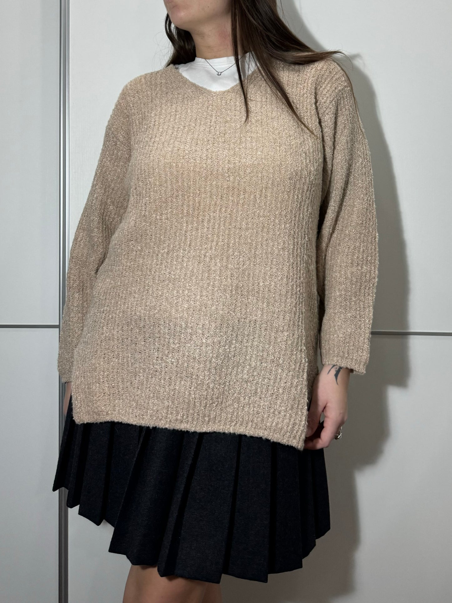 Pullover lungo cipria in misto lana, con scollo a V e spacchetti laterali