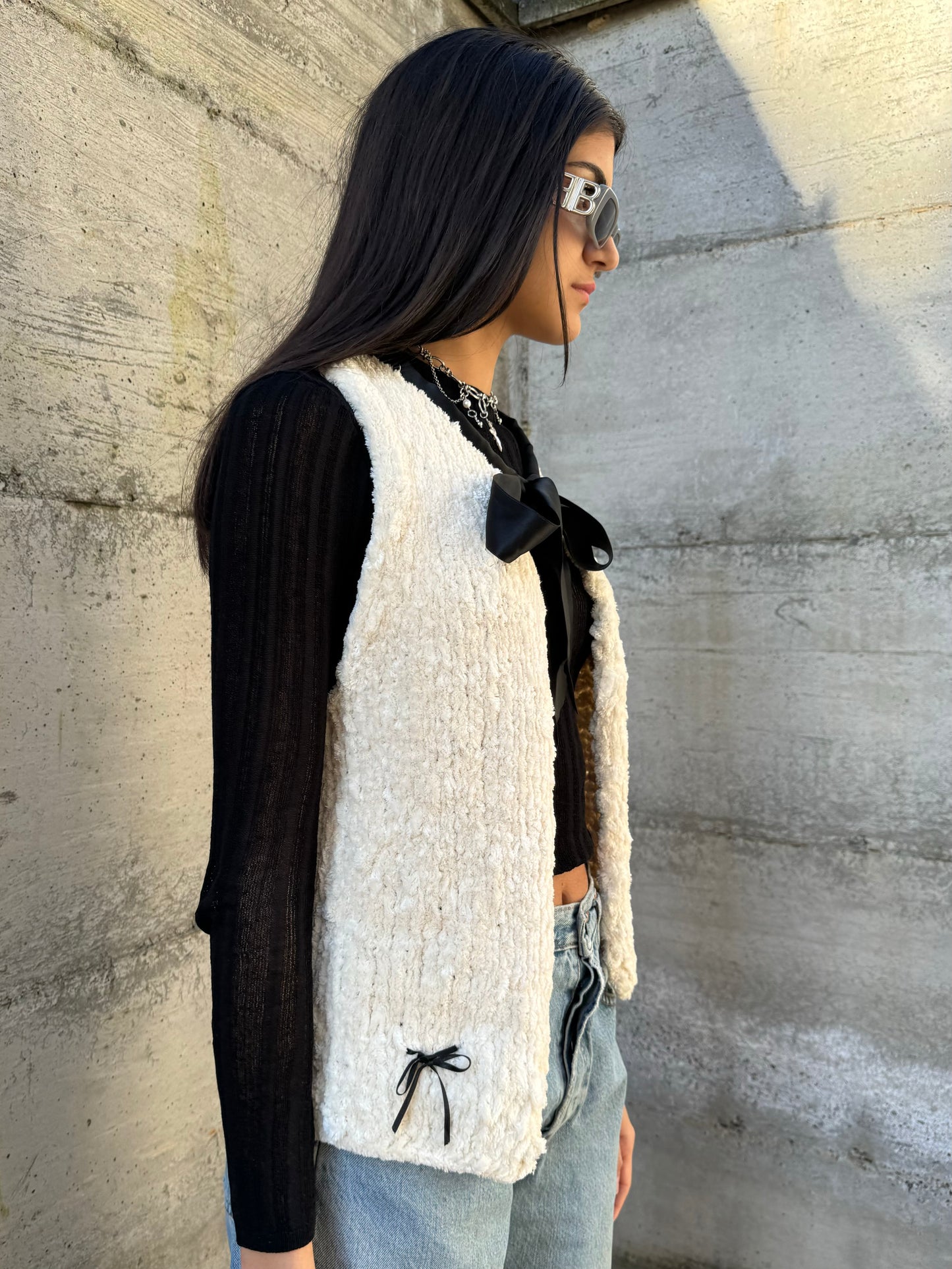 Gilet fluffy burro con maxi fiocco in raso