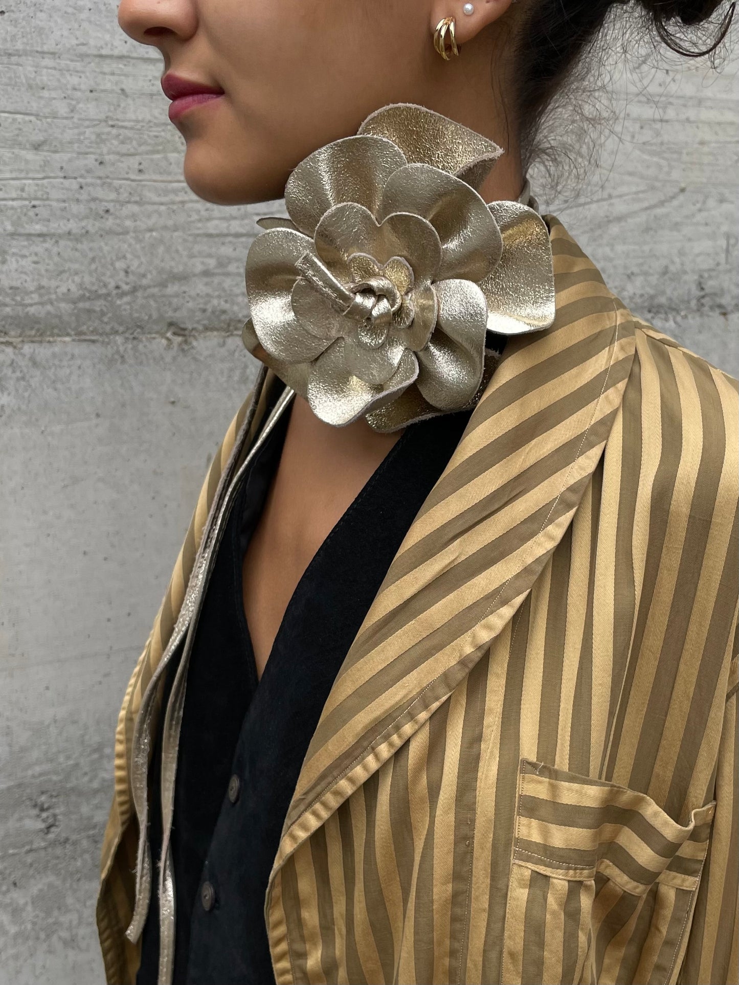 Cintura dorata Y2K con maxi rosa e cordino in vera pelle