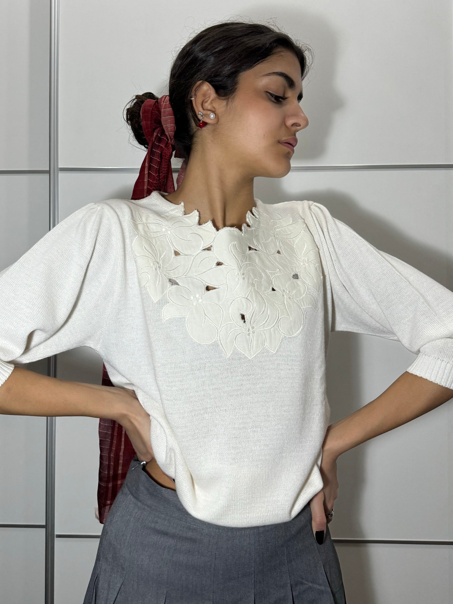 Maglioncino sartoriale bianco ricamato in misto cotone