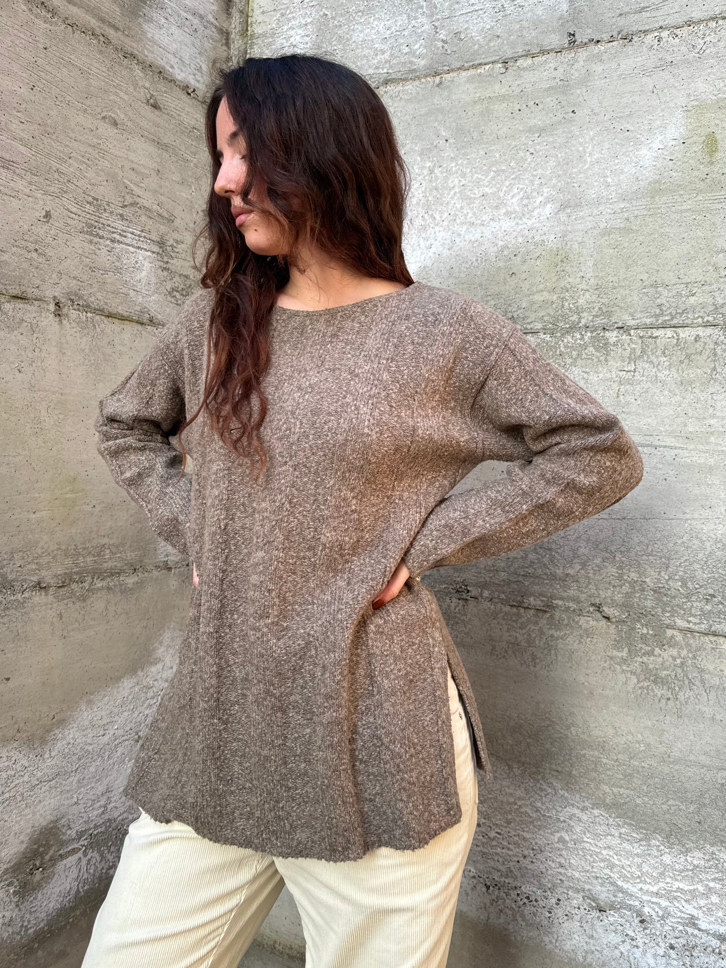 Maglione mezza stagione tortora in misto lana, con spacchi laterali