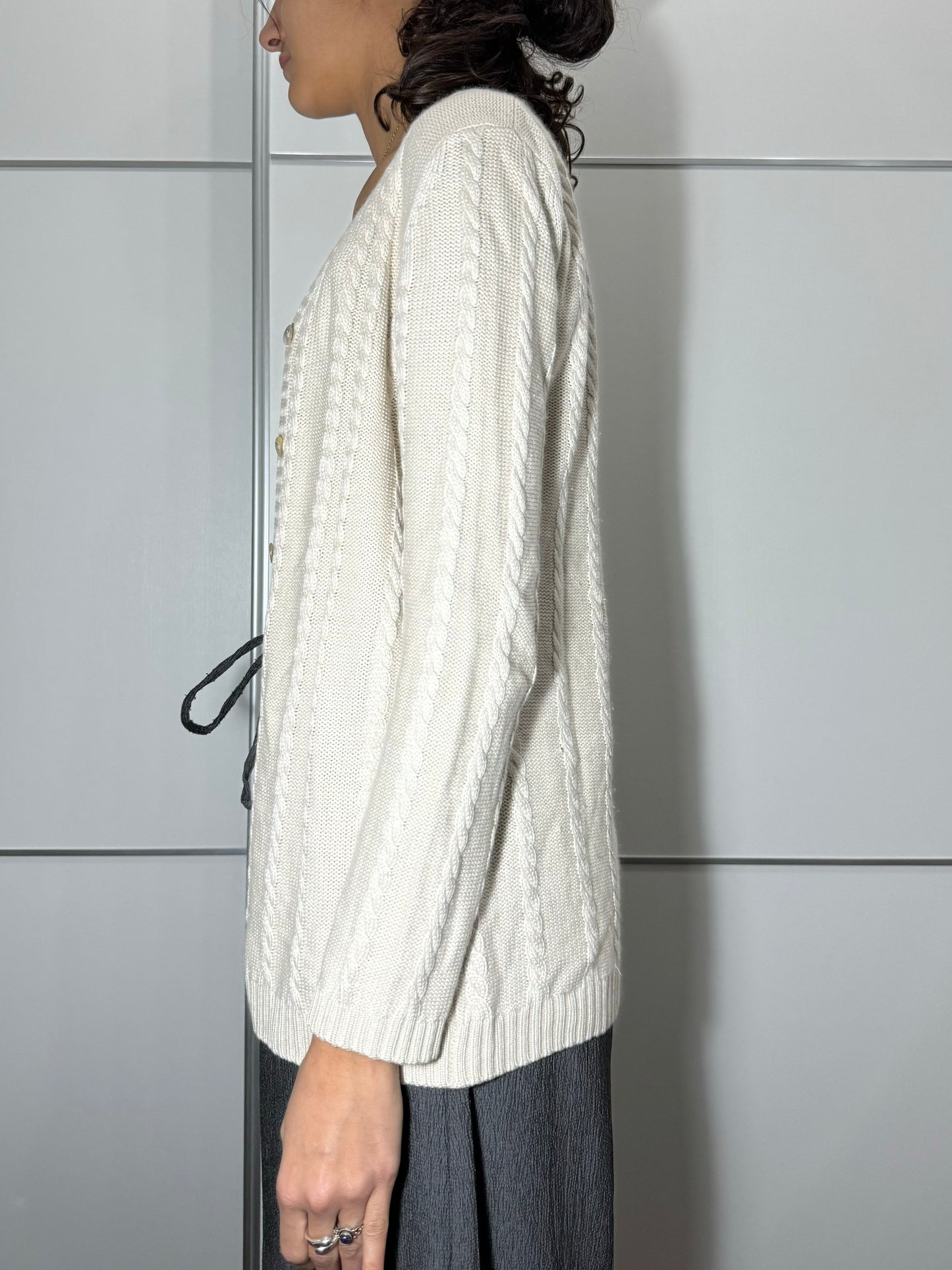 Cardigan intrecciato color perla in misto cashmere e seta