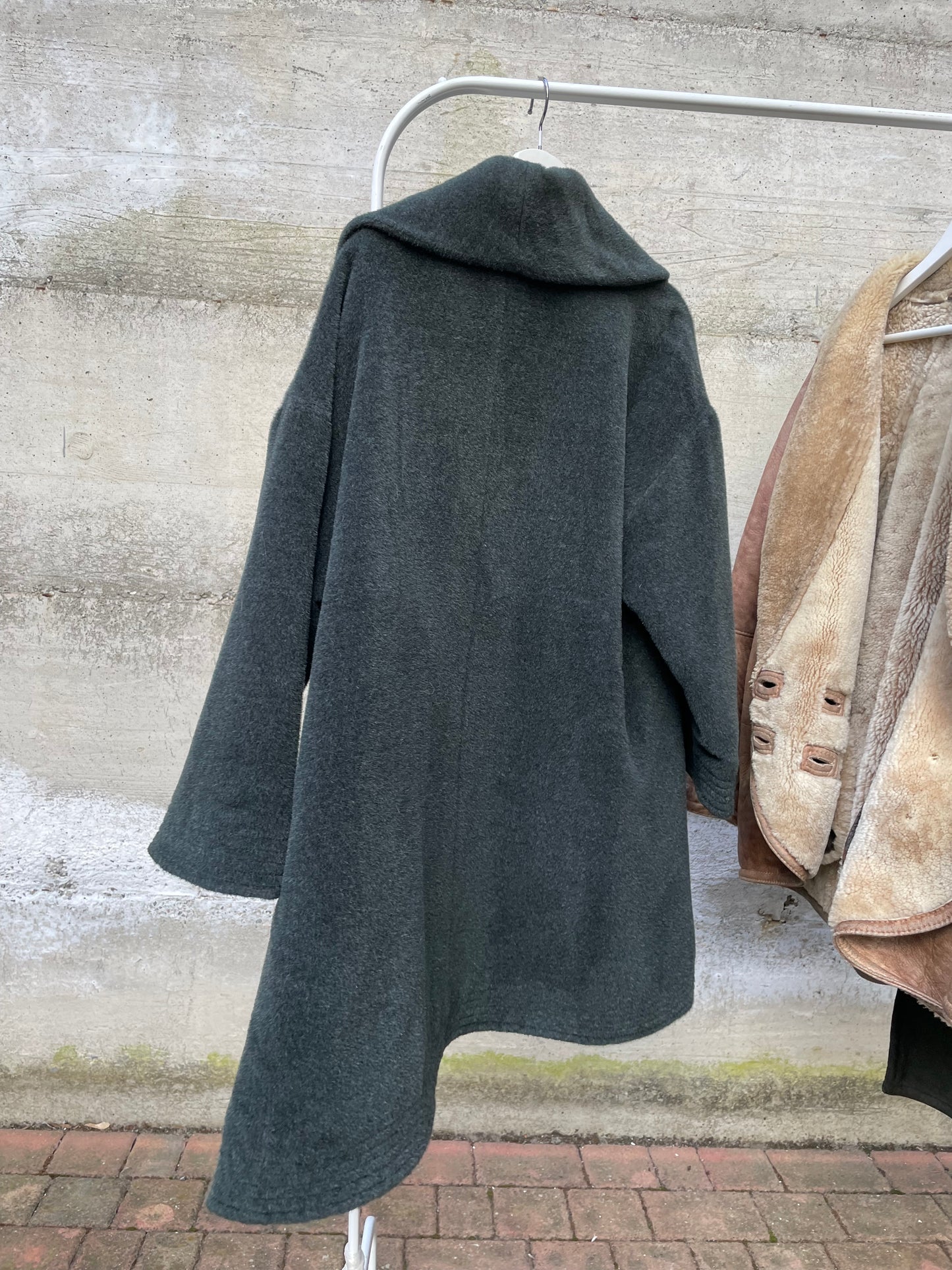 Cappotto a mantella verde bosco 50% alpaca, 30% mohair, 20% lana