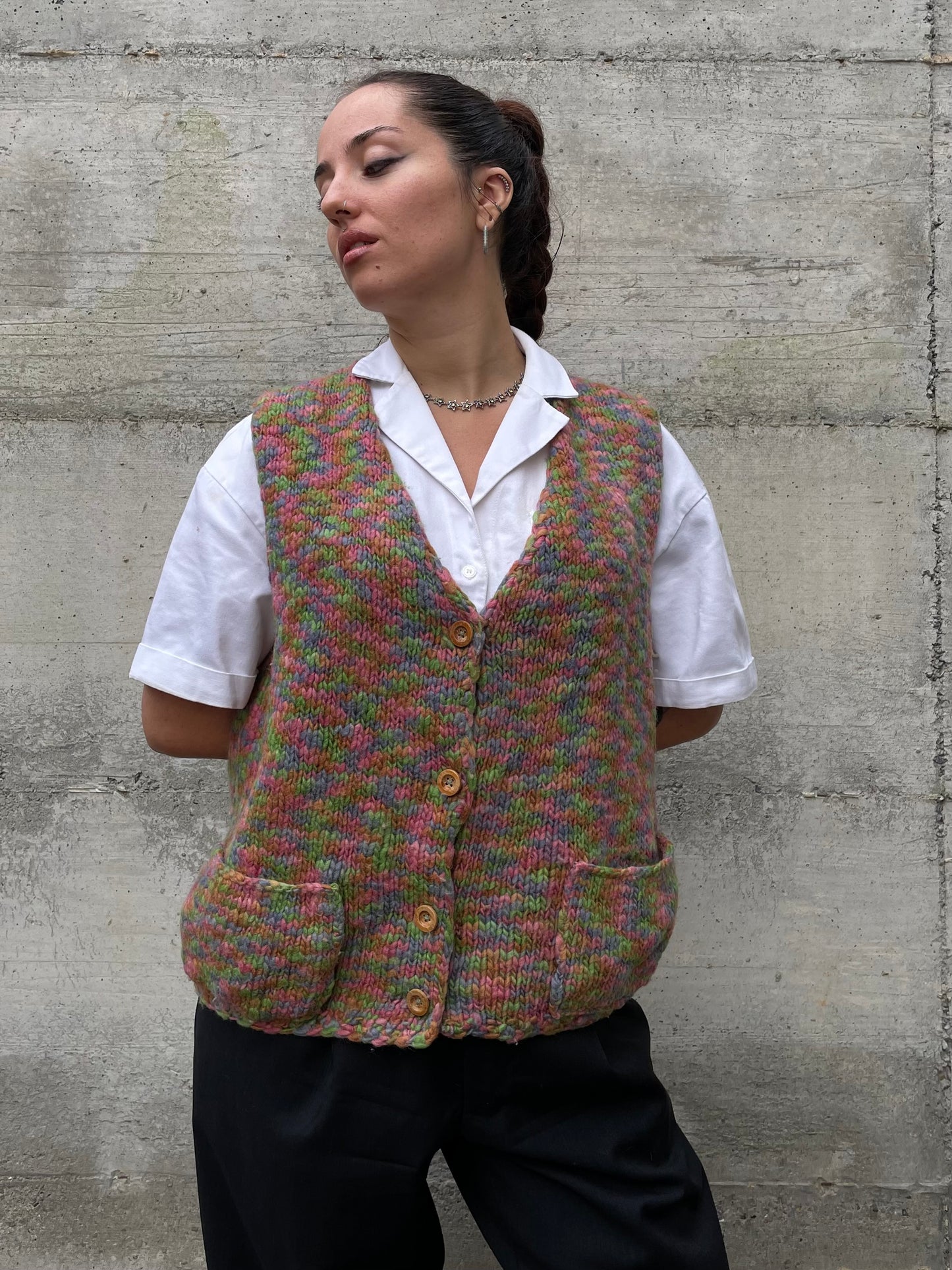 Gilet crochet multicolor in lana con bottoncini in legno