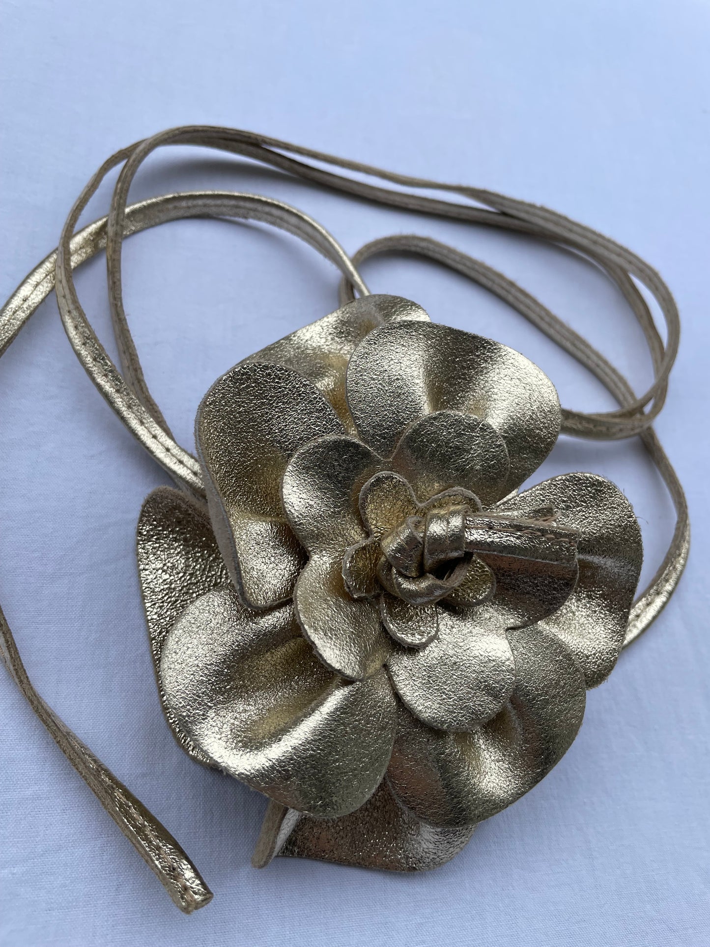 Cintura dorata Y2K con maxi rosa e cordino in vera pelle