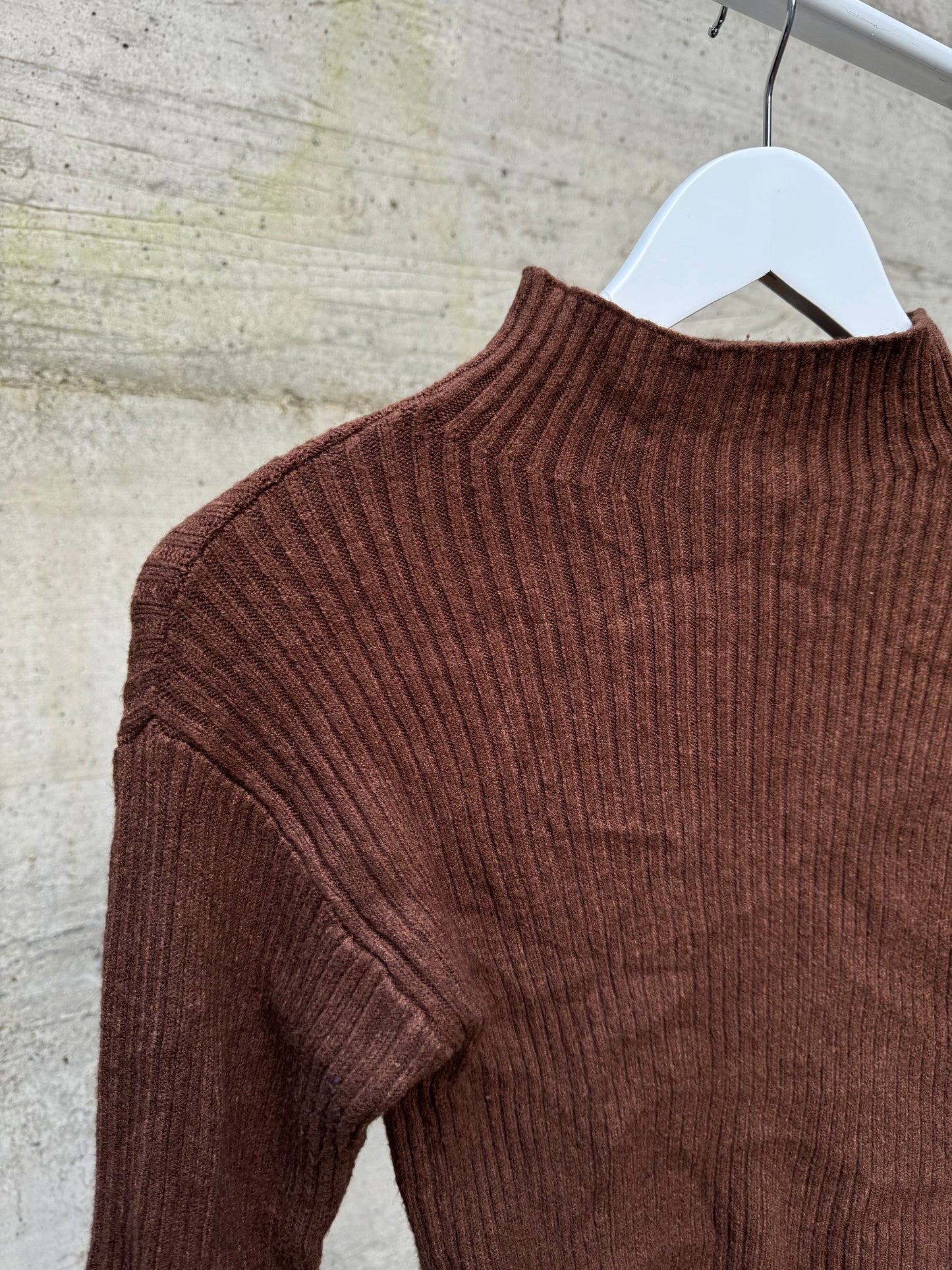 Maglioncino dolcevita a coste cioccolato, in misto viscosa