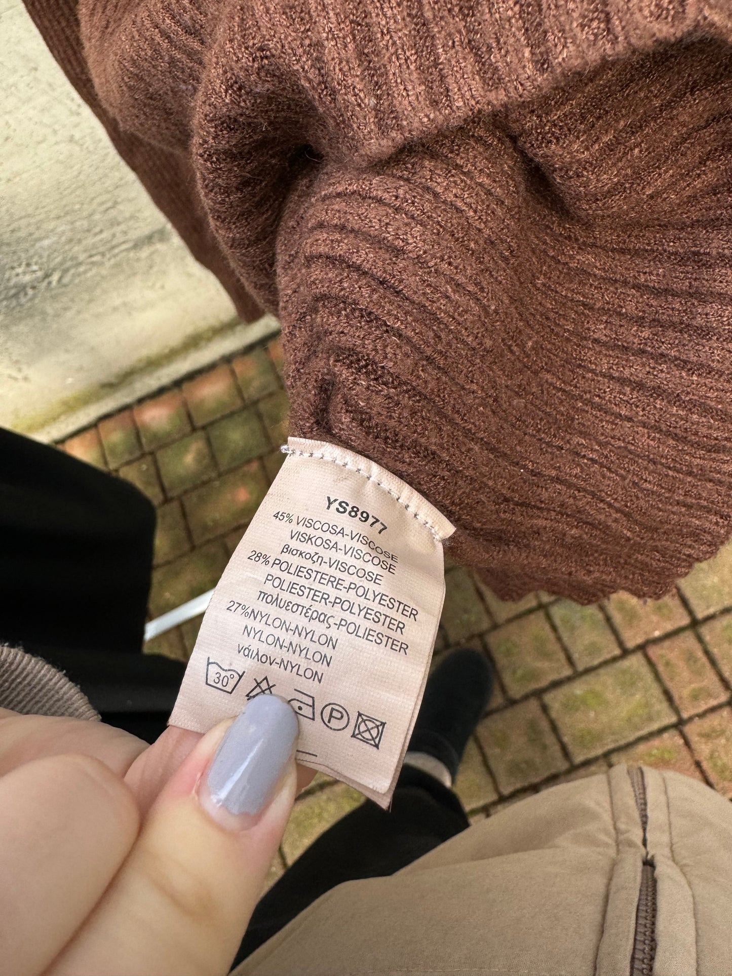 Maglioncino dolcevita a coste cioccolato, in misto viscosa